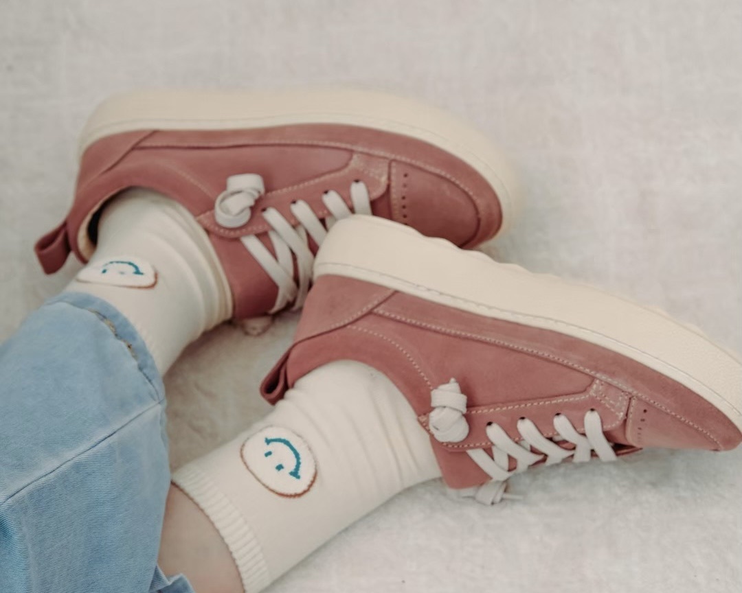 Sanly Joy 寬楦女鞋的柔軟真皮材質與加寬鞋頭設計，強調不擠腳、不壓腳背的舒適細節，專為寬腳板女生打造的久走不累神鞋，兼具時尚與機能性。