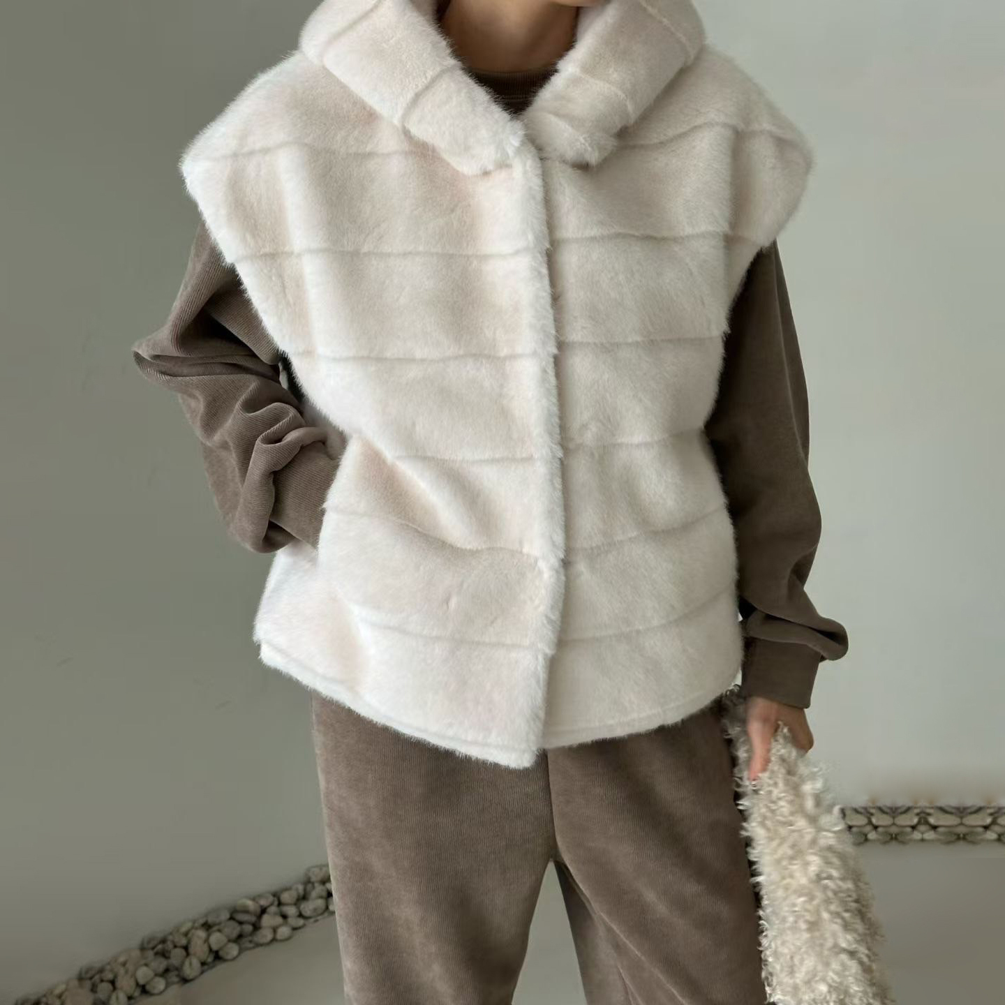 連帽造型橫向織紋感皮草背心外套 / 3色