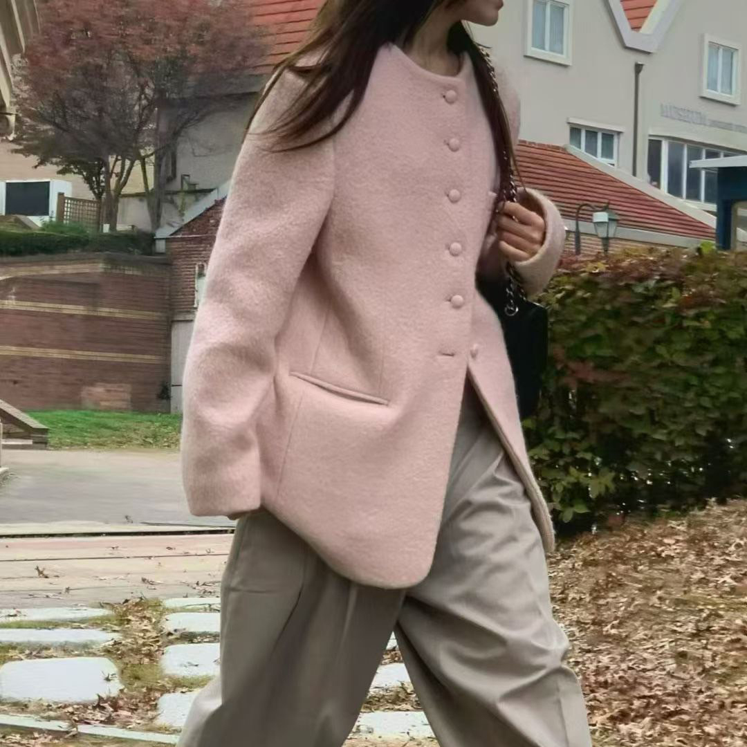 草莓奶昔同色系排釦圓領毛呢外套 / 2色