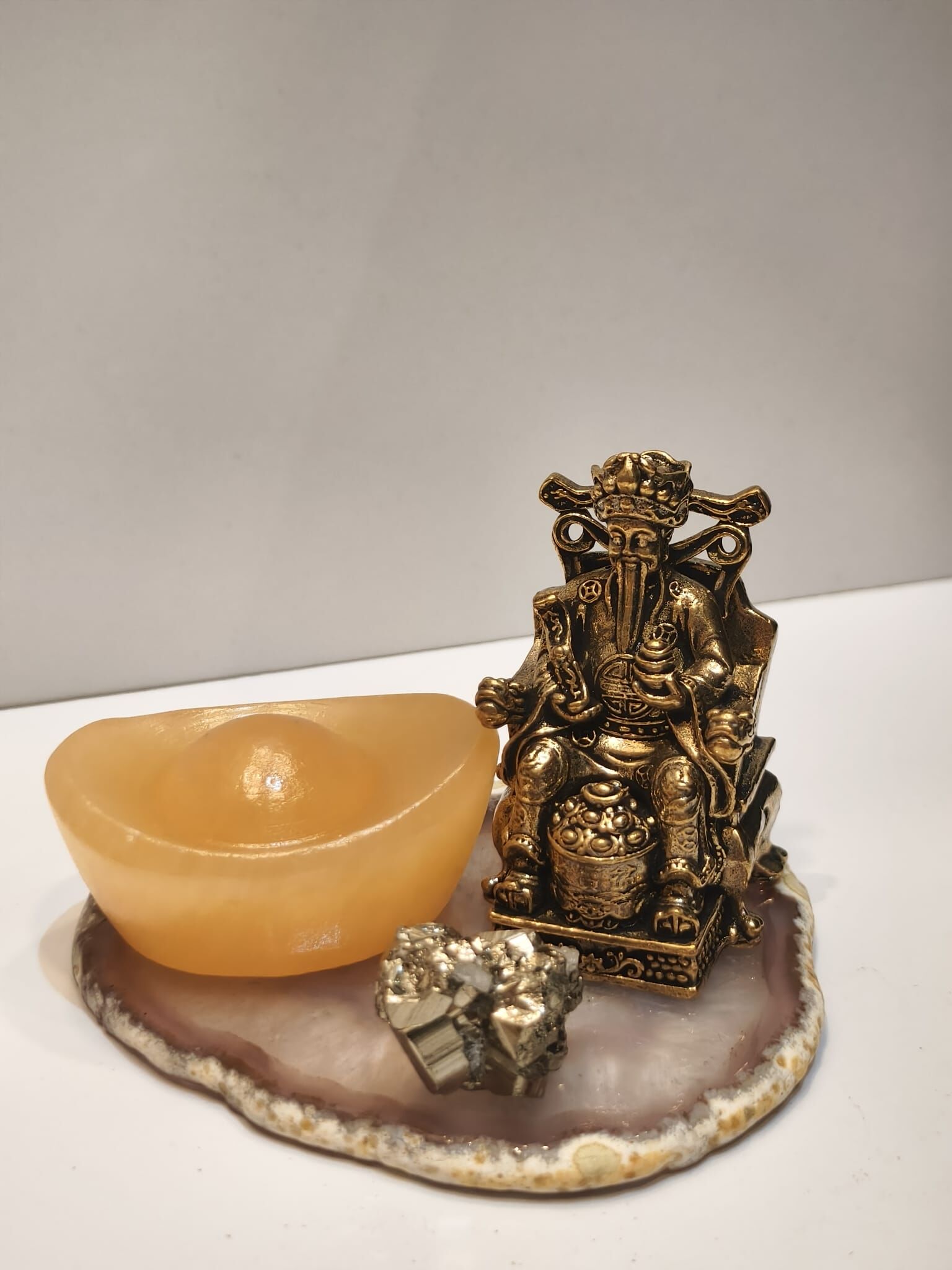 0102CYST16-水晶CS-土生金 (瑪瑙片、元寶、黃銅礦、財神爺銅像) (瑪瑙片及黄銅礦係全天然，不會完全一樣) (A16)