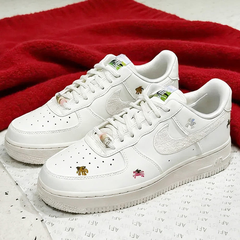 【Luxury】NIKE AIR FORCE 1 馬年限定款 小飛馬刺繡女款 空軍一號 IQ1143-100 白底 AF1