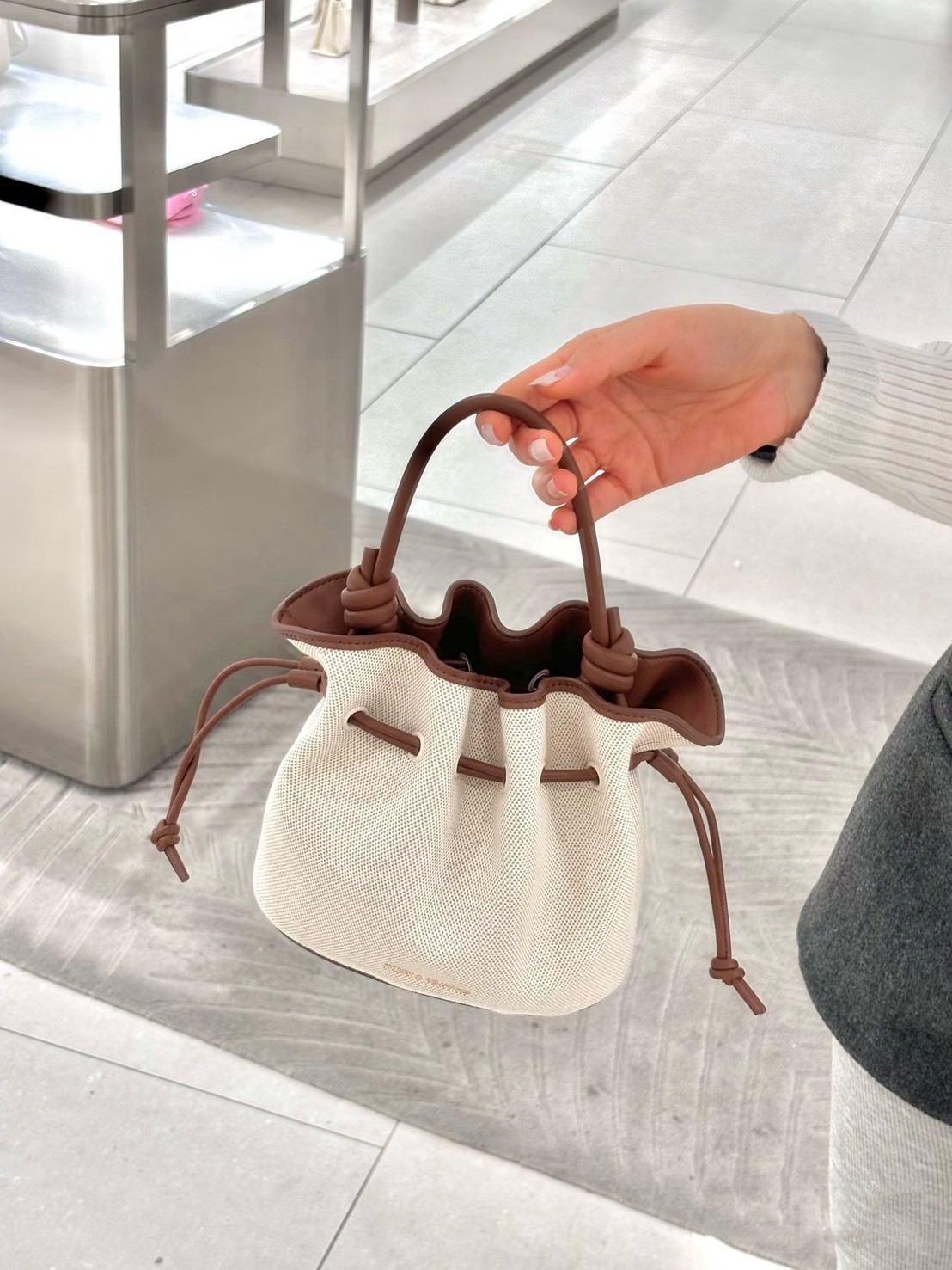 【預購】Charles&Keith 皮革抽繩 簡約 手提 水桶包 餃子包 小CK