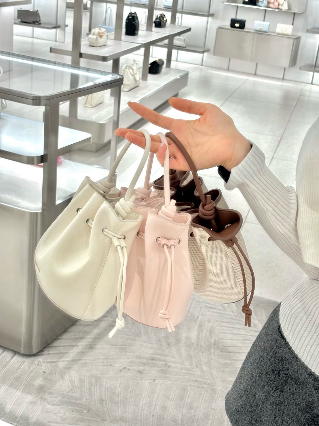 【預購】Charles&Keith 皮革抽繩 簡約 手提 水桶包 餃子包 小CK