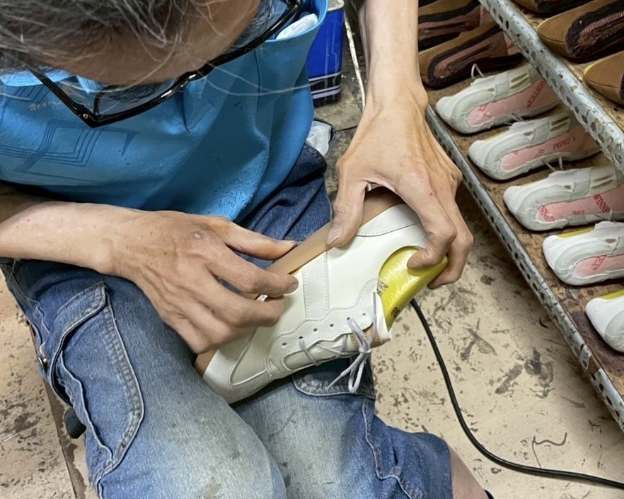 Sanly Joy 台灣製鞋工藝展現，資深師傅手工拉幫製作真皮女鞋，強調 MIT 職人精神與機器量產的差異，打造出溫潤舒適且耐穿的高品質手工鞋推薦，每一針一線都蘊含溫度。