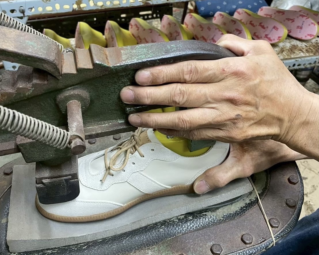Sanly Joy 台灣製鞋工藝展現，資深師傅手工拉幫製作真皮女鞋，強調 MIT 職人精神與機器量產的差異，打造出溫潤舒適且耐穿的高品質手工鞋推薦，每一針一線都蘊含溫度。