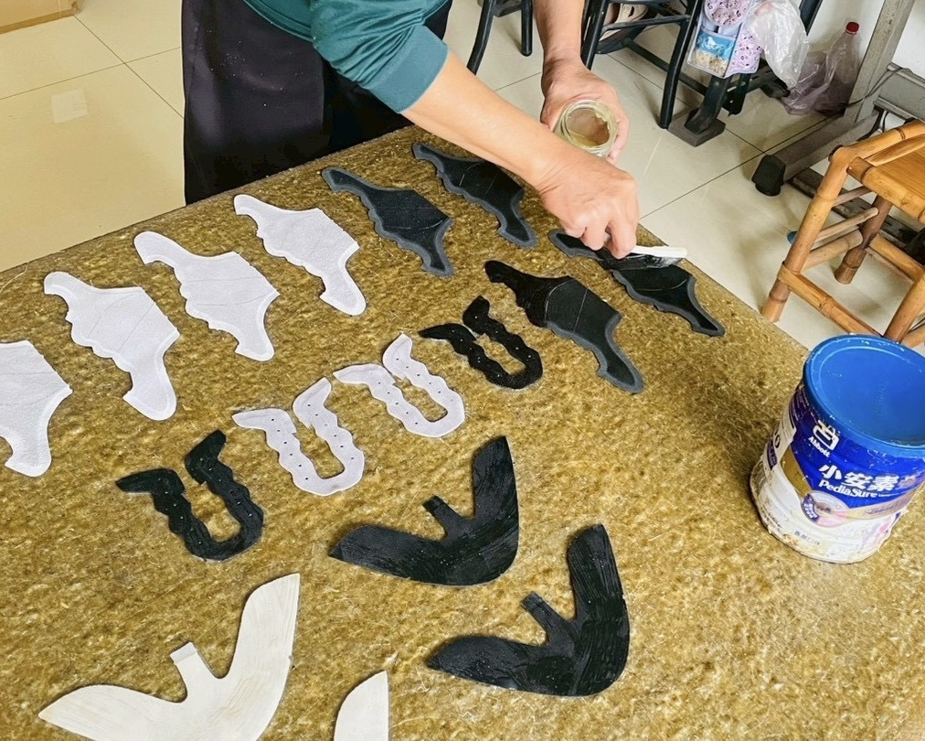 Sanly Joy 台灣製鞋工藝展現，資深師傅手工拉幫製作真皮女鞋，強調 MIT 職人精神與機器量產的差異，打造出溫潤舒適且耐穿的高品質手工鞋推薦，每一針一線都蘊含溫度。