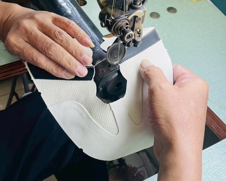 解析 Sanly Joy 專為亞洲女性設計的寬楦版型，對比歐美窄版鞋的不適感，特別推薦適合台灣女生的真皮樂福鞋與小白鞋，解決寬腳板擠腳與磨腳問題，久走依然舒適。