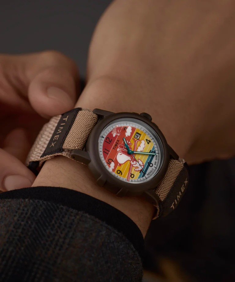 萬年鐘錶 - TIMEX  x Peanuts  天美時   INDIGLO® 背光粉雪SNOOPY 耶誕氛圍魔鬼氈錶帶石英錶 TW4B34900  錶徑38MM