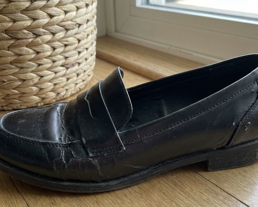 教你如何分辨真皮與 PU 皮革的差異,透過放大鏡觀察天然頭層牛皮的毛細孔紋路,對比合成皮的死板塑膠感,選對透氣真皮鞋才能避免腳臭與氧化脫皮,是高 CP 值女鞋的挑選關鍵。