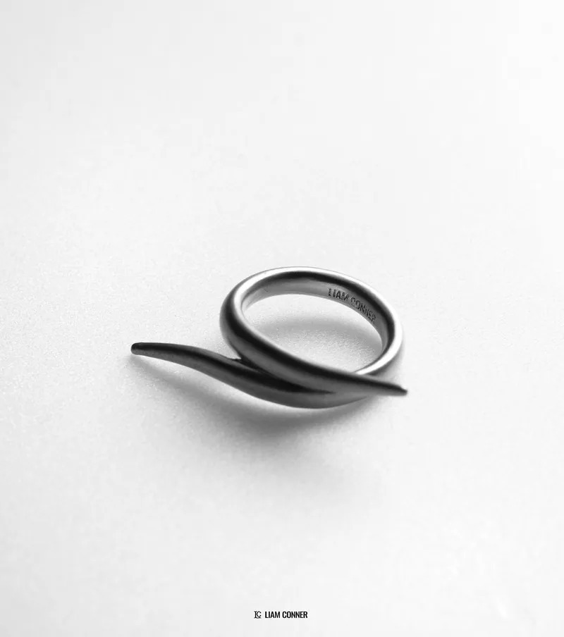 Liam Conner 雙弧交錯戒指