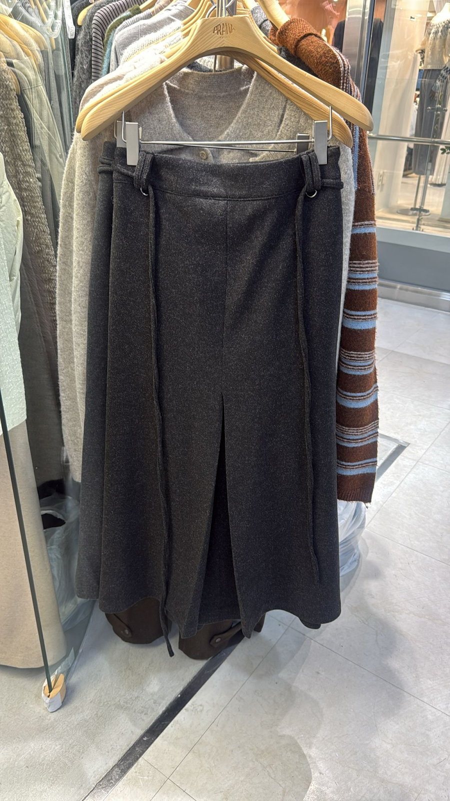 SN014 炭黑色開叉長裙 Free size