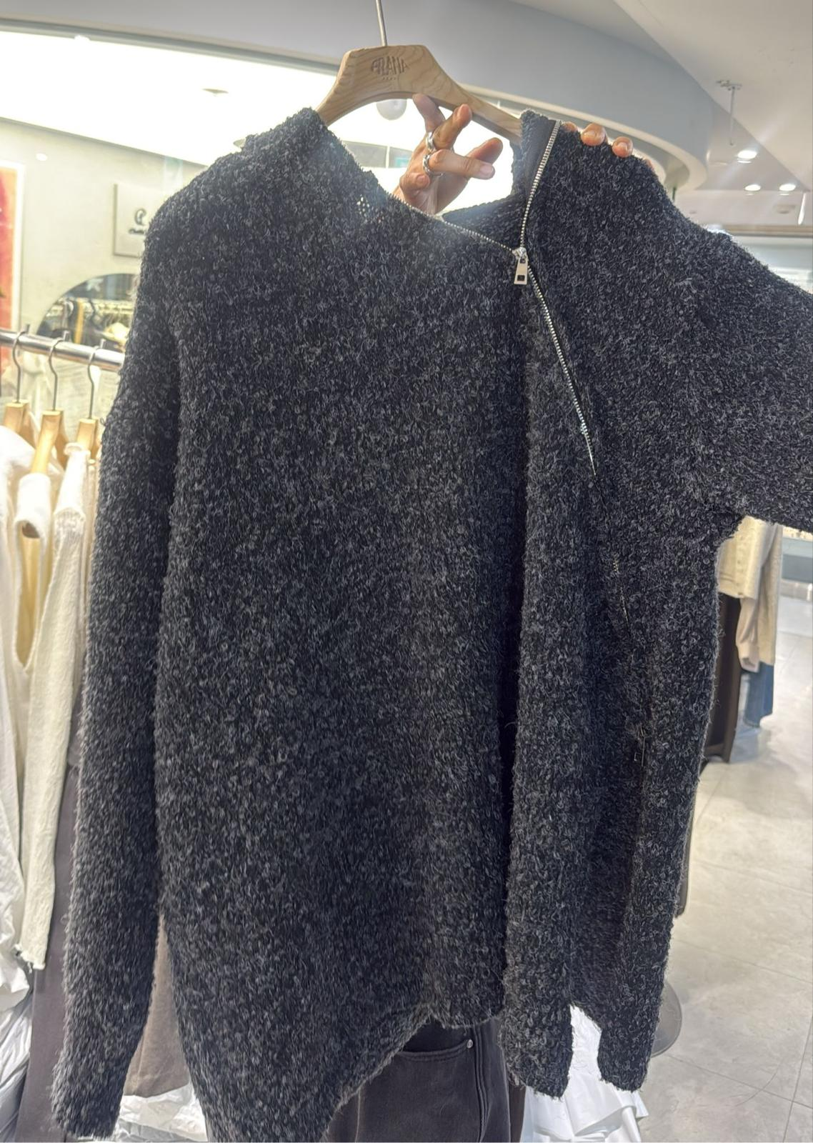 SN022 炭黑色小拉鏈開領長袖上衣 Free size