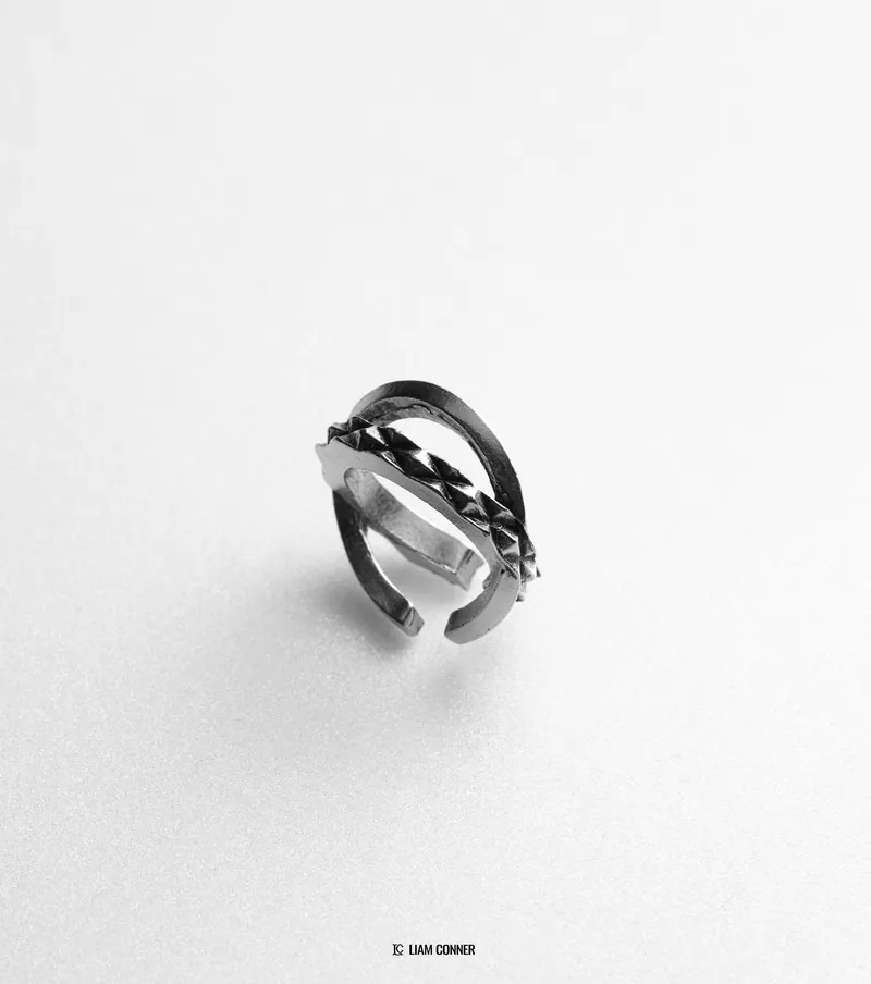 Liam Conner 結構鉚釘耳扣