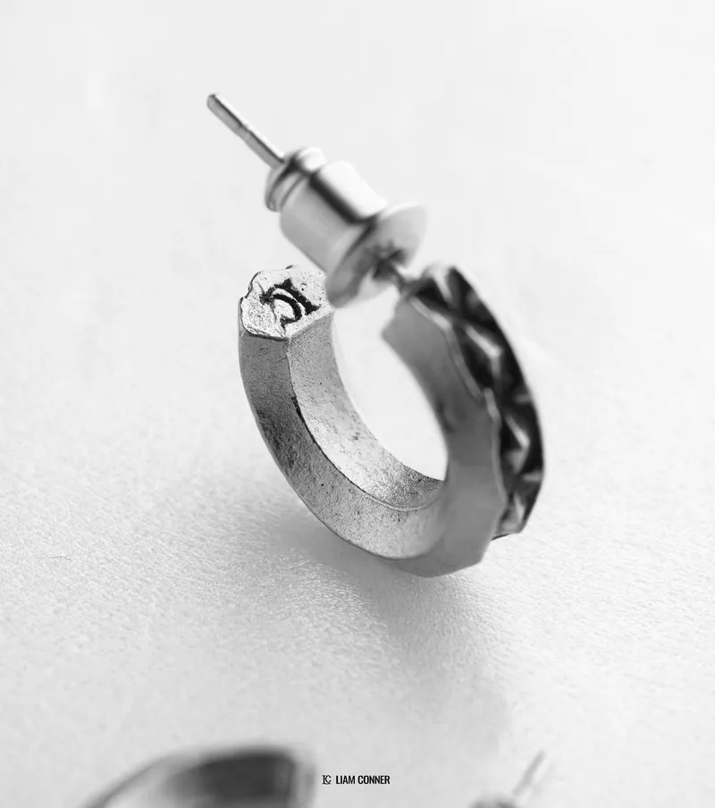 Liam Conner 立體鉚釘耳環