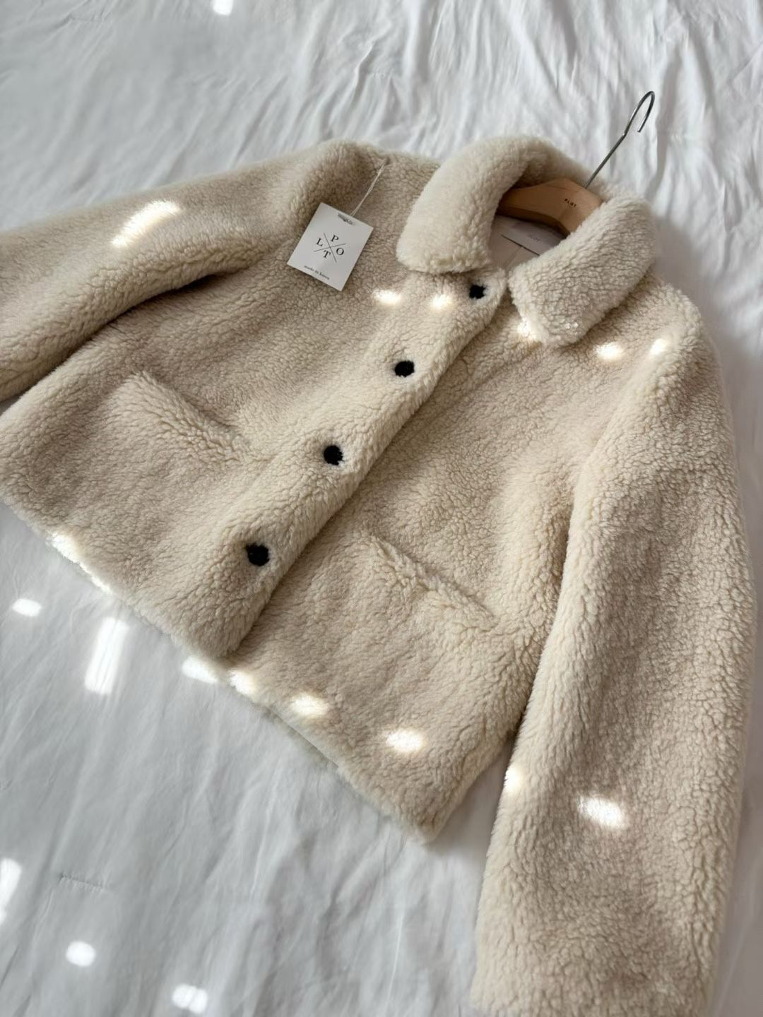 SN053 杏色毛毛開胸上袖外套 Free size