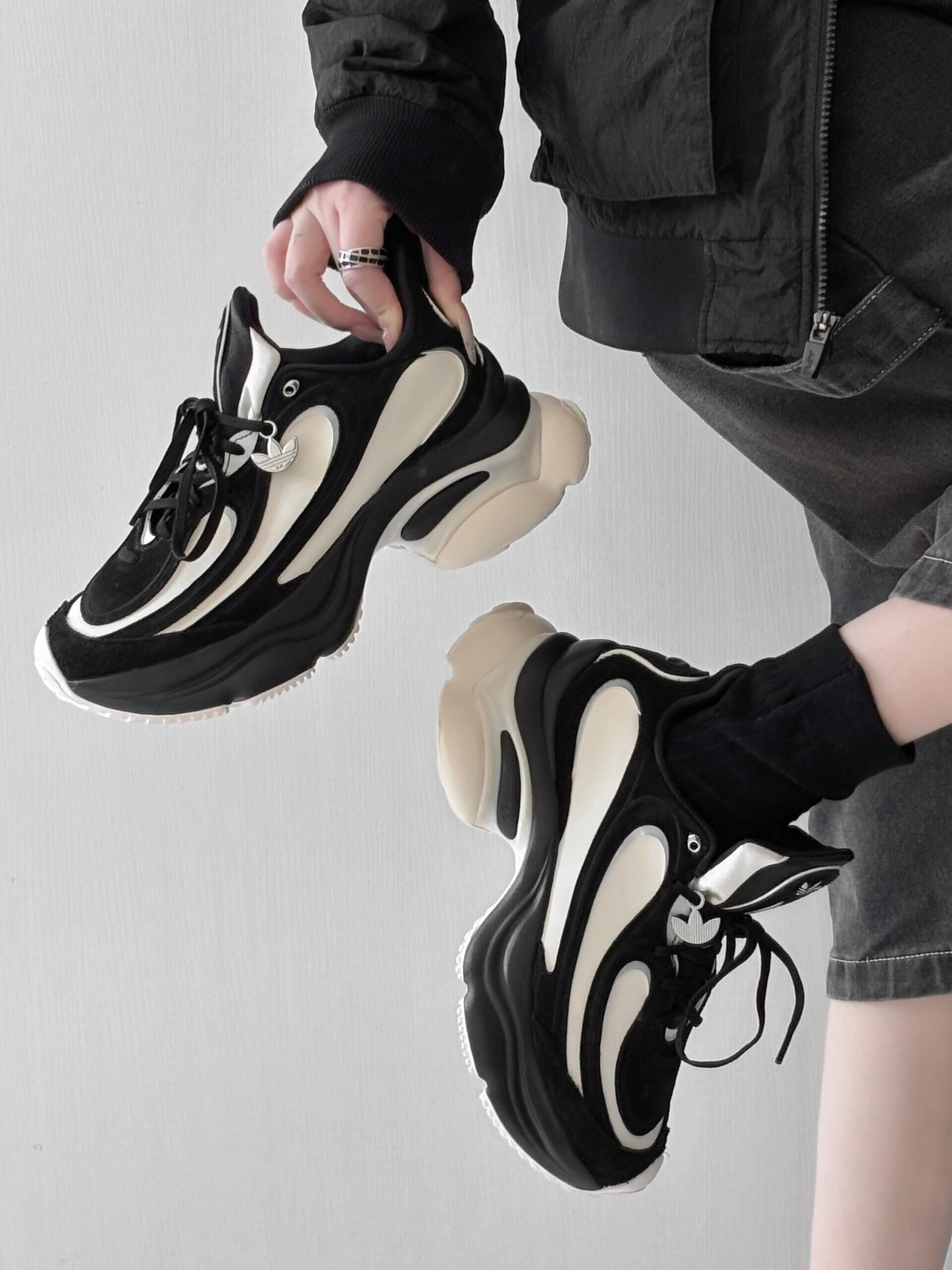 Adidas Originals Ozvenuz 黑白色 浮蝶鞋 皮革 厚底 復古 慢跑鞋 老爹鞋 HQ2679/預購