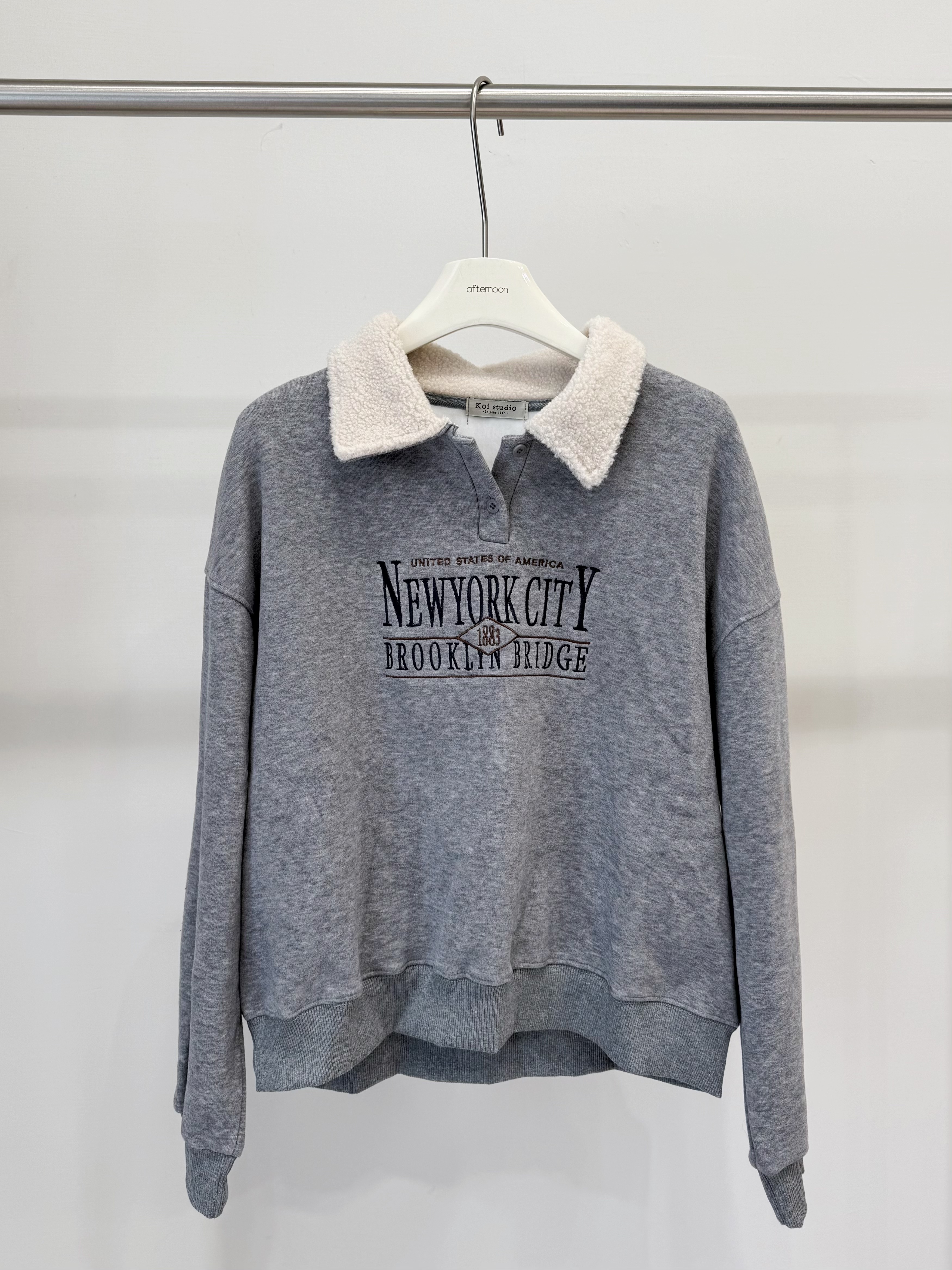 259 羊羔毛翻領刺繡字大學T