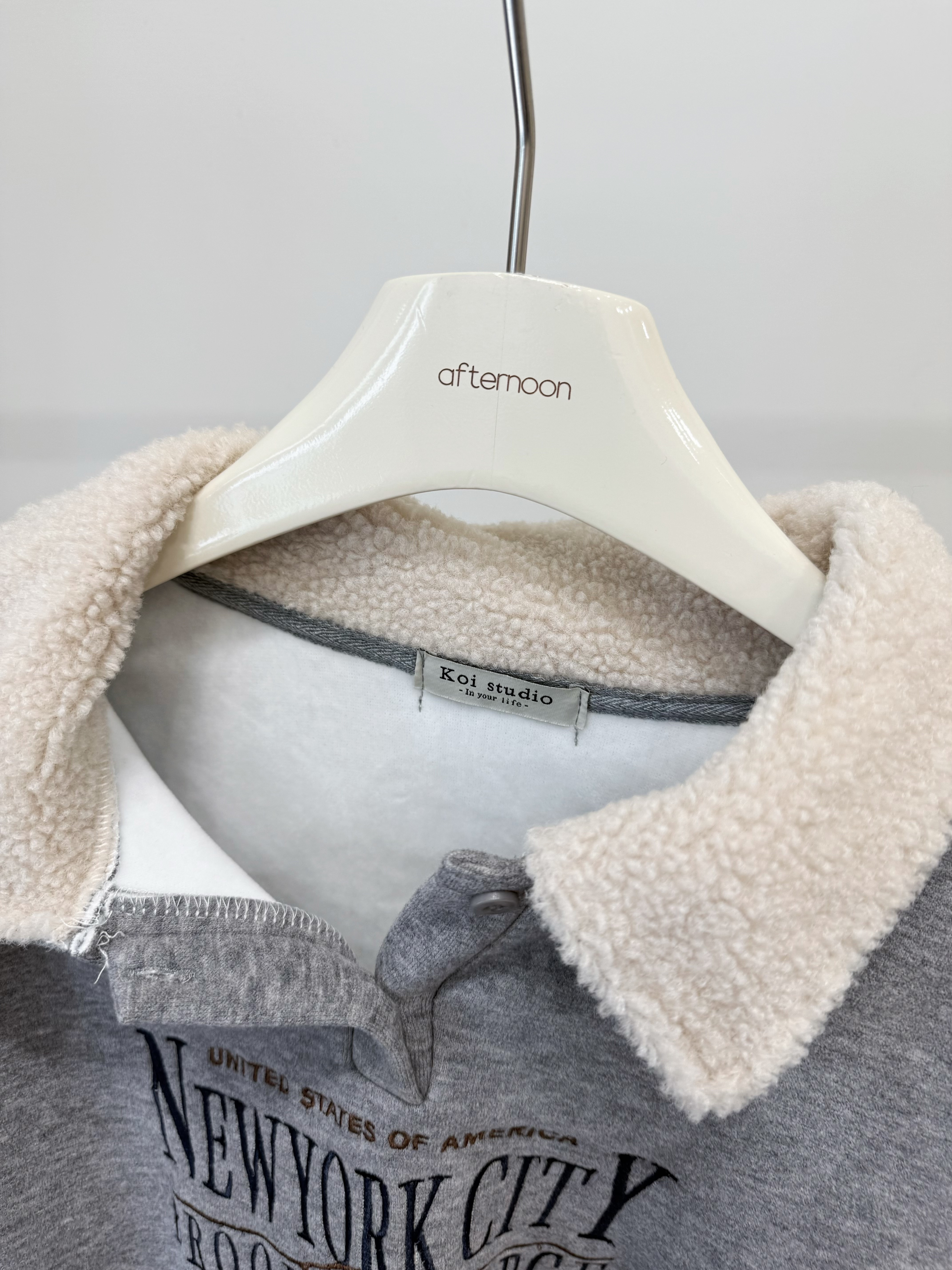 259 羊羔毛翻領刺繡字大學T