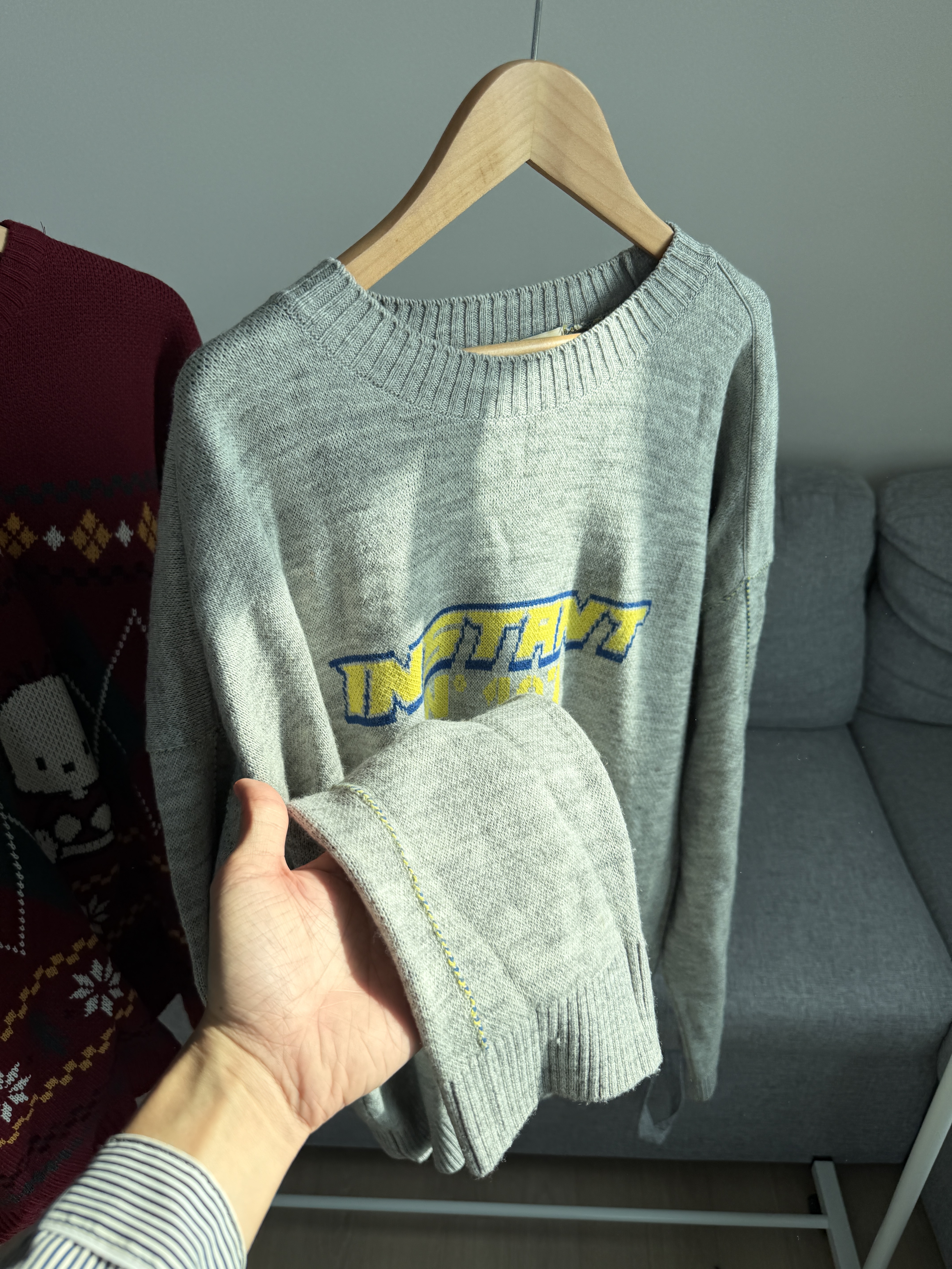 二手衣／韓國潮牌 INSTANTFUNK 經典LOGO針織衫 淺灰色 9.8成新