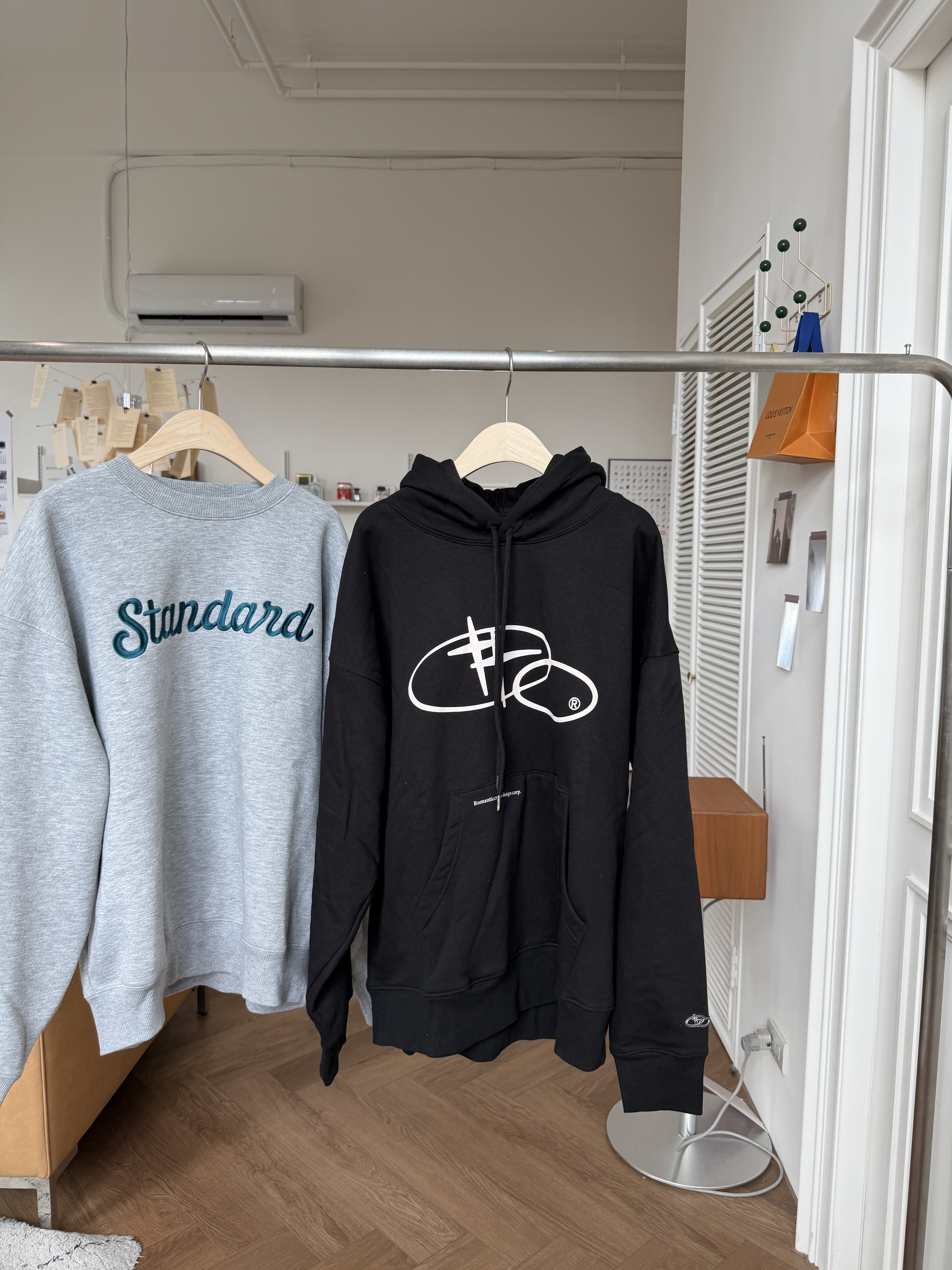 二手衣／韓國潮牌 ROMANTIC CROWN 經典LOGO大學T 黑色 9成新