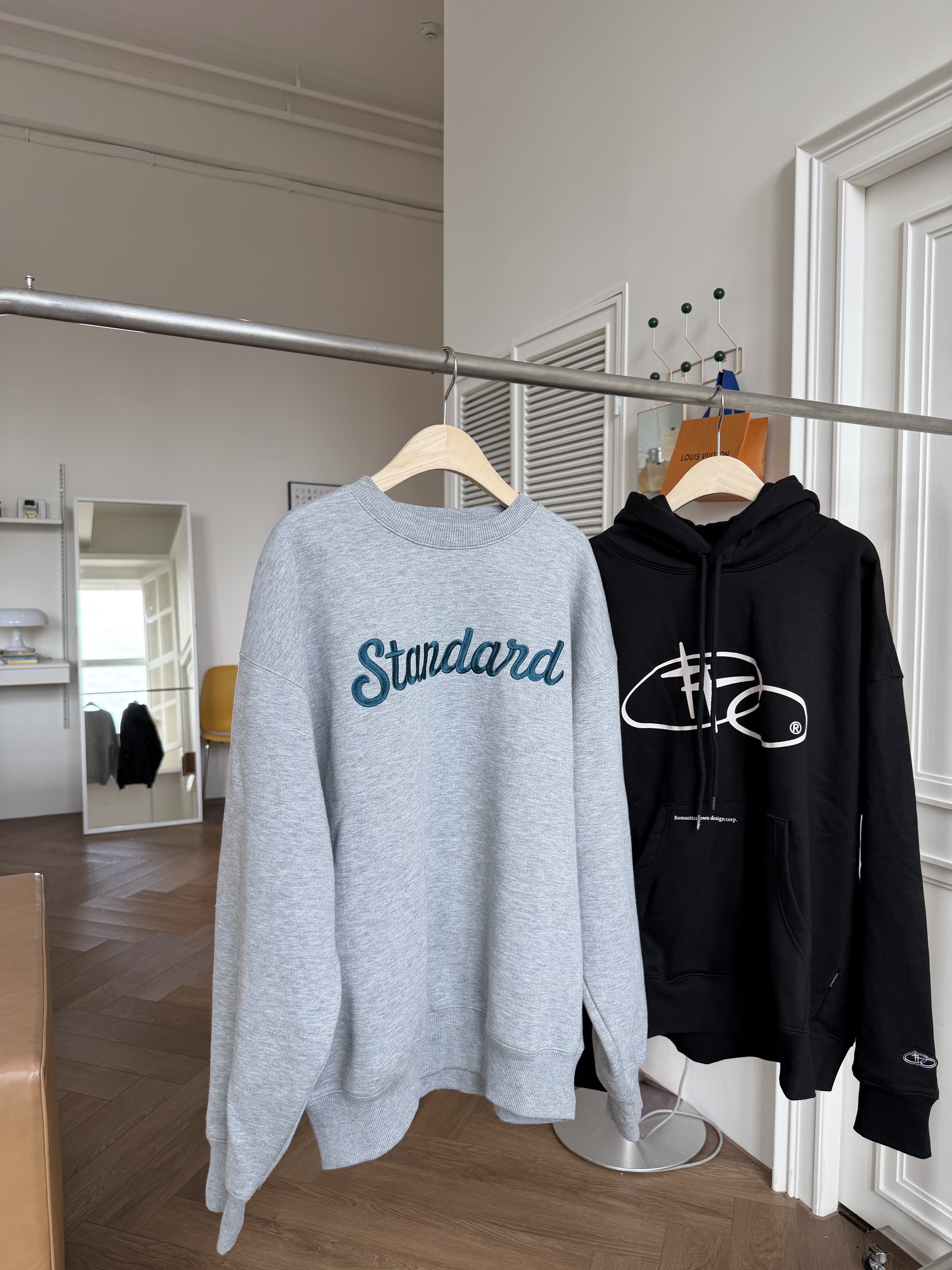 二手衣 / 東大門 質感LOGO大學T 灰色 9.8成新