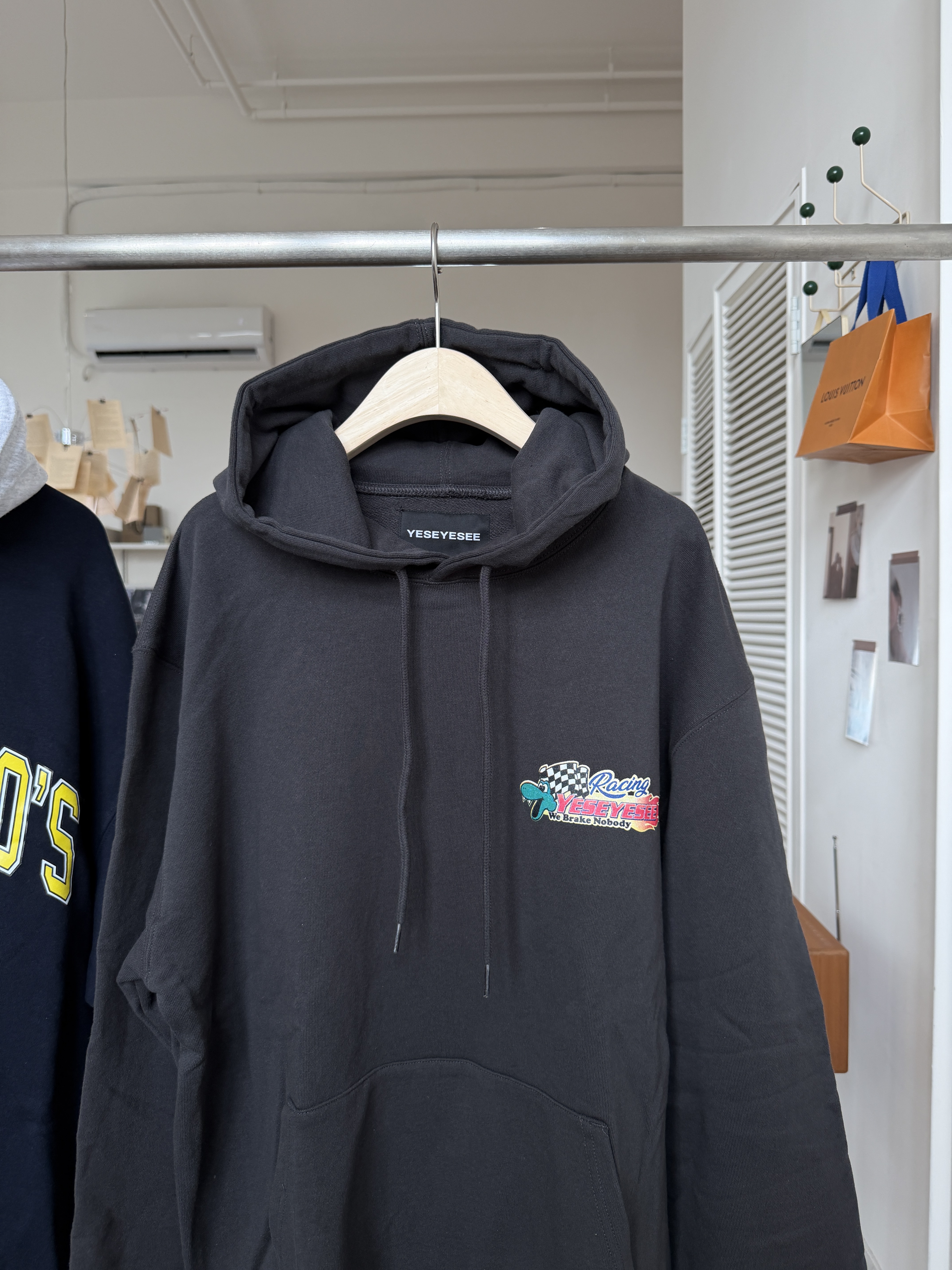 二手衣／韓國潮牌 Eyesee 美式塗鴉LOGO連帽上衣 黑色 全新