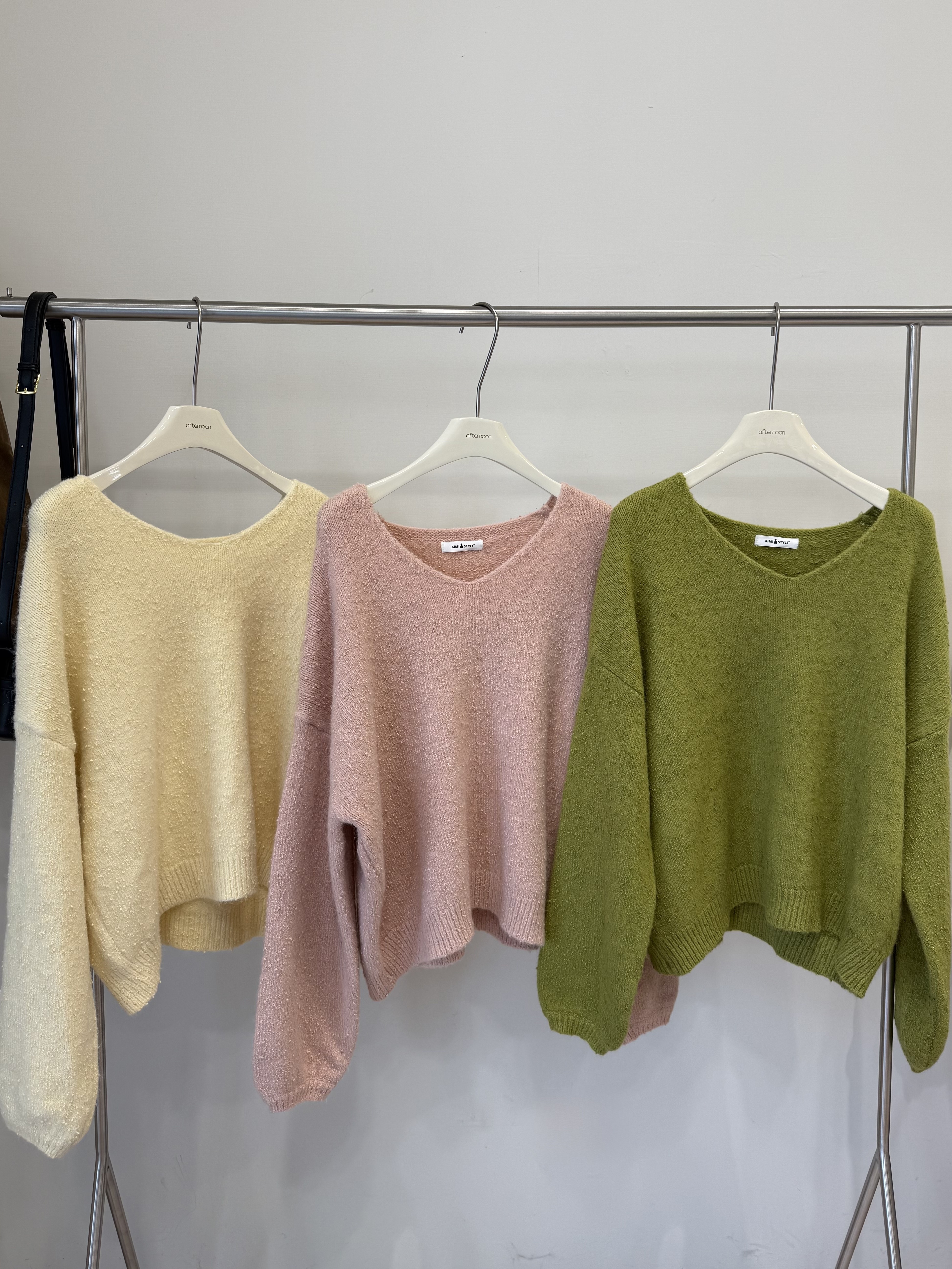 996 顆粒針織V領鬆弛毛衣