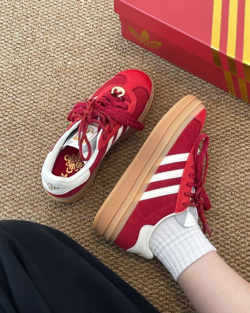 KTQ STORE ‧ Adidas Gazelle Bold 2026年 馬年限定 紅色  馬毛厚底 增高 焦糖底 女鞋 KJ4293