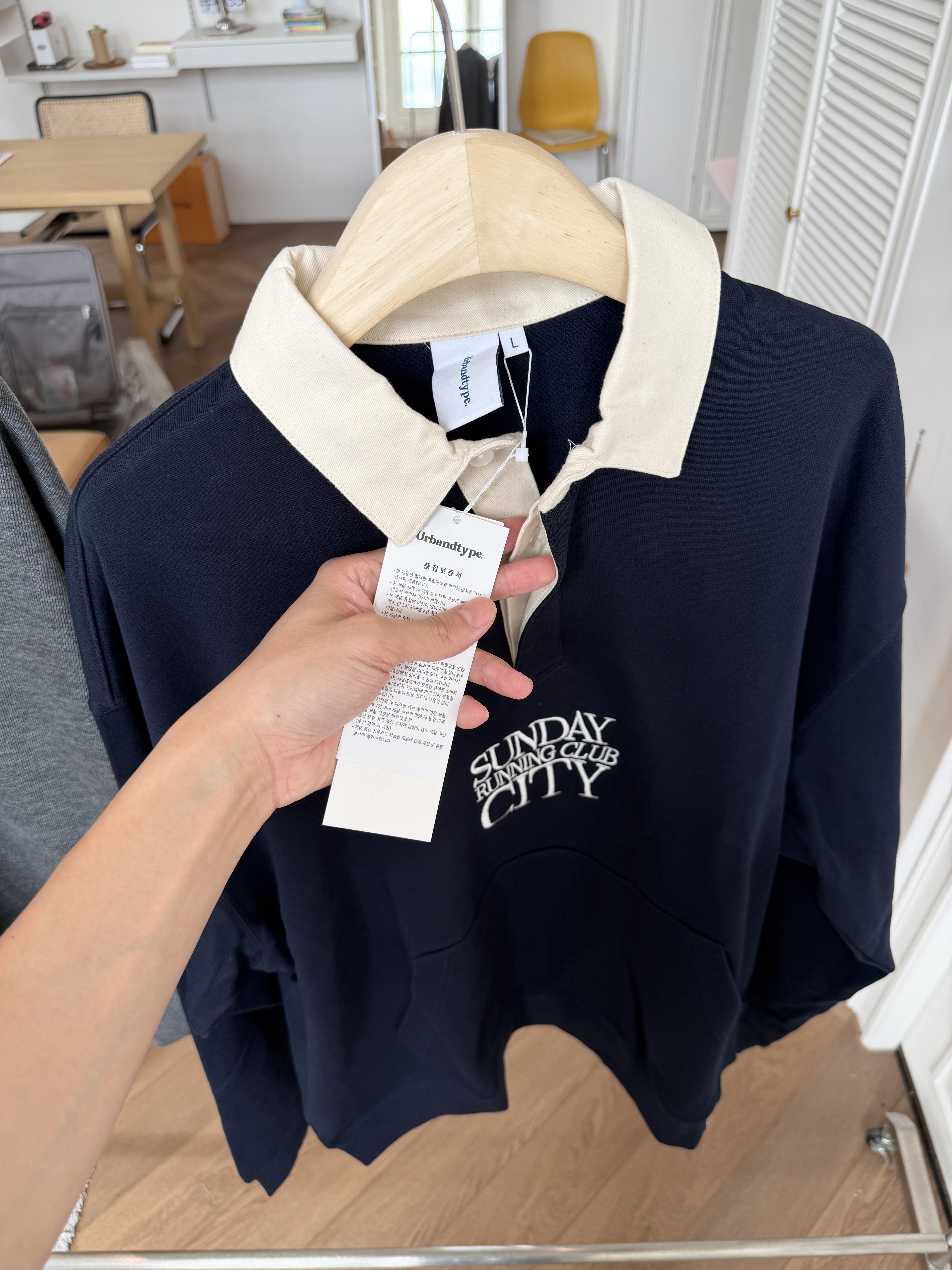 二手衣／韓牌 撞色翻領LOGO上衣 深藍色 全新