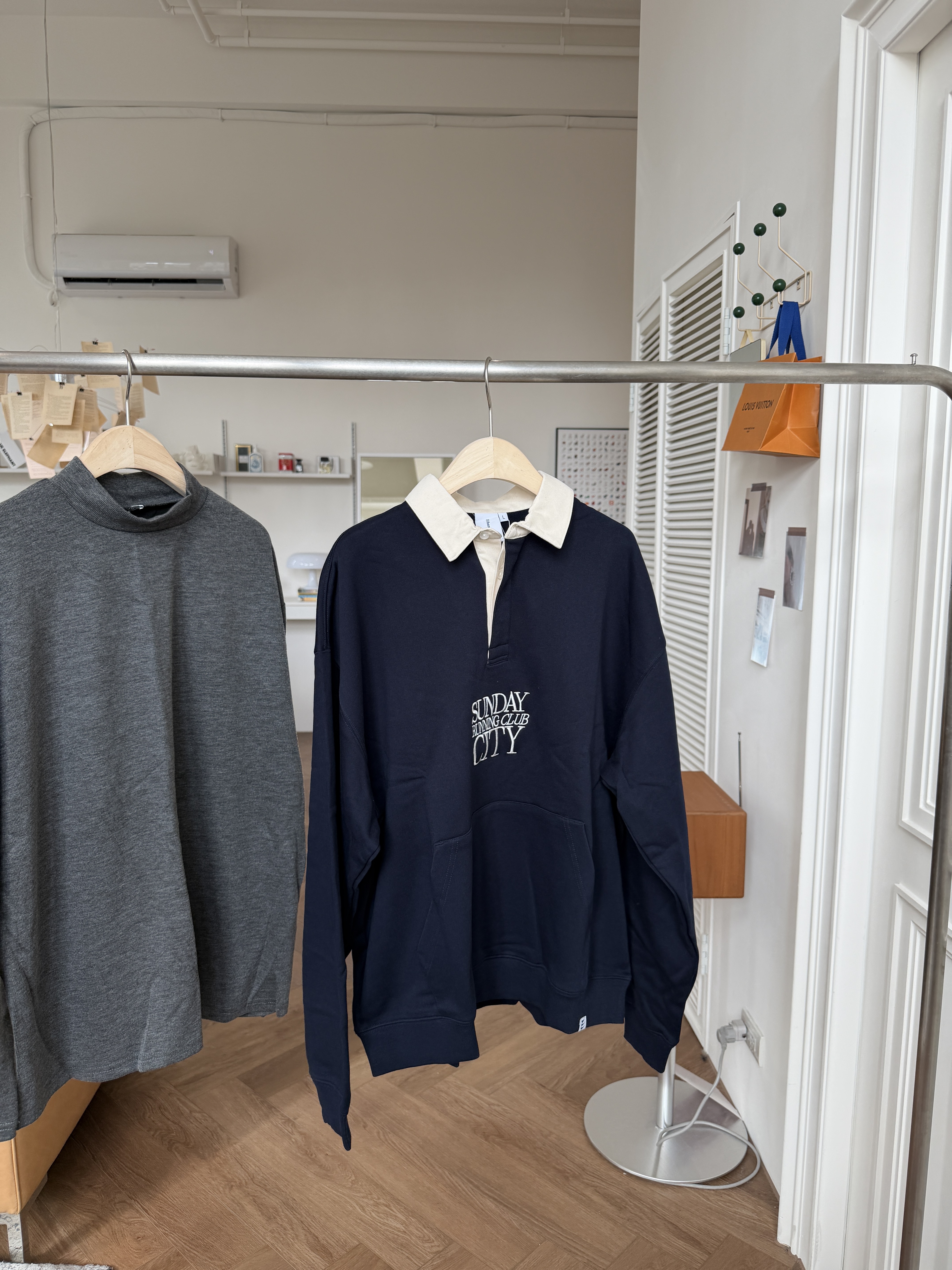 二手衣／韓牌 撞色翻領LOGO上衣 深藍色 全新