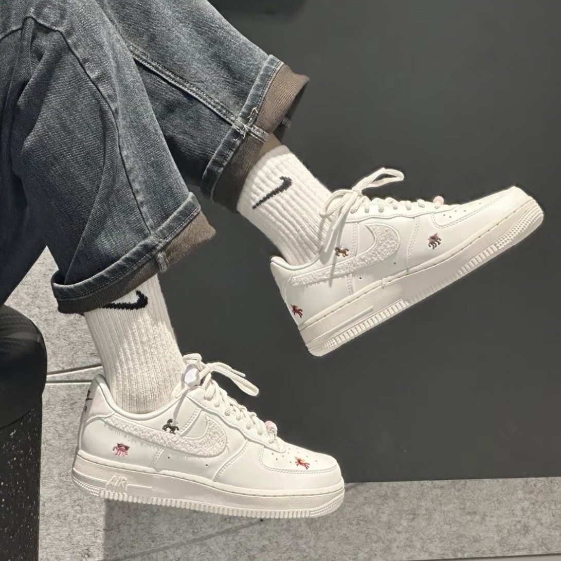 NIKE AIR FORCE 1 CNY 馬年限定 新年 脫韁系列 刺繡小馬 休閒鞋 女鞋 IQ1143-100