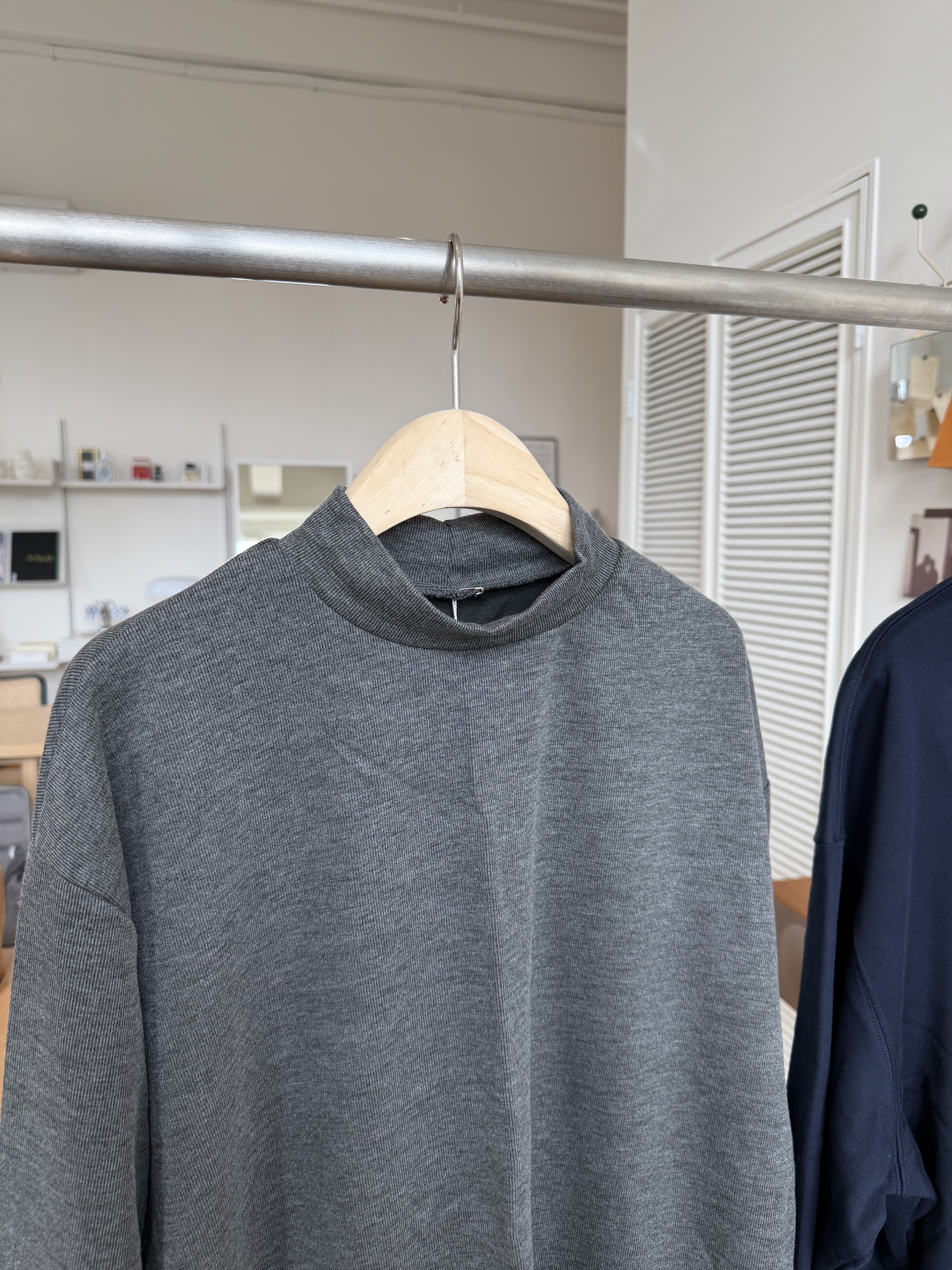 二手衣／東大門 微高領內搭上衣 墨灰色