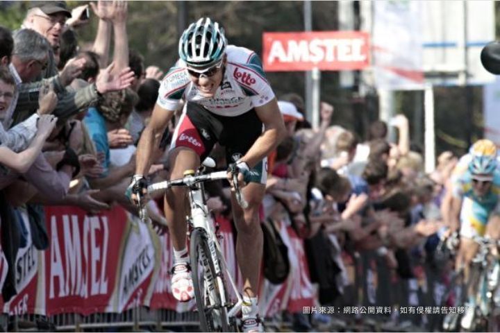 2010 Amstel Gold Race，Philippe Gilbert 在觀眾夾道的賽道上獨走進攻