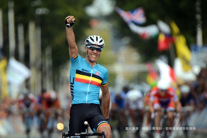 2012 世界冠軍彩虹衫，Philippe Gilbert 在比賽中舉手慶祝