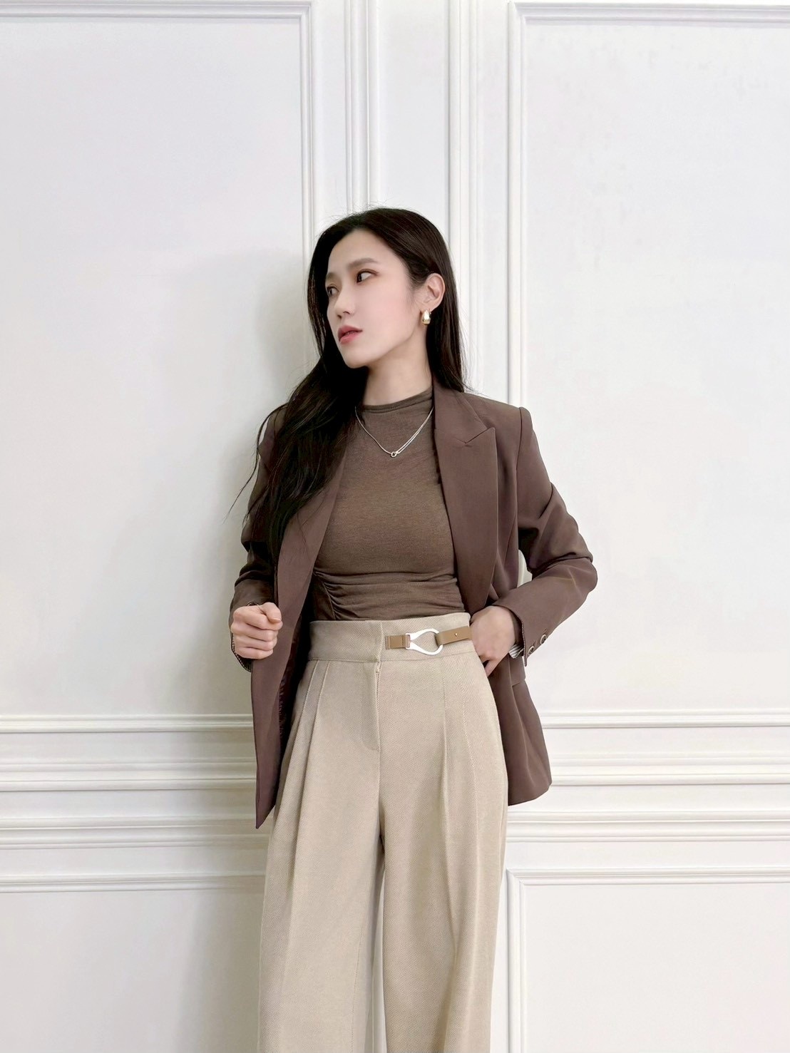 極致舒適!彈性半領側抓皺上衣