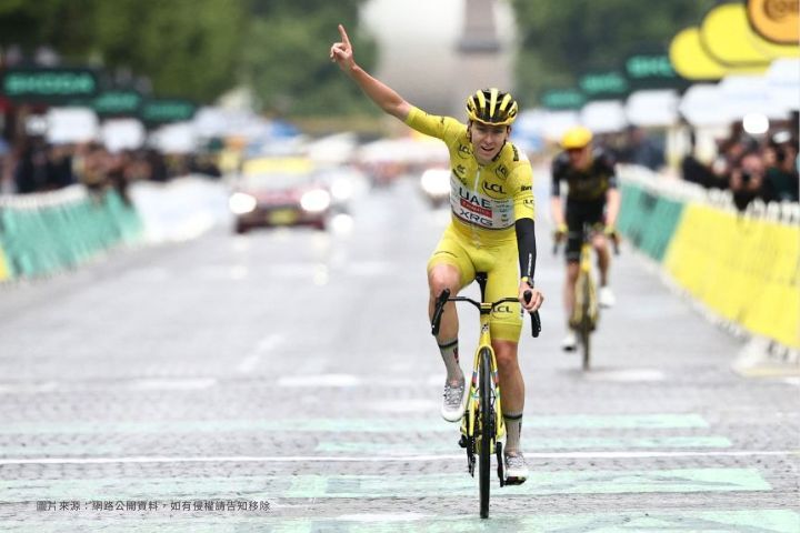 Tadej Pogačar 身穿環法黃衫在終點前獨走致勝的畫面。