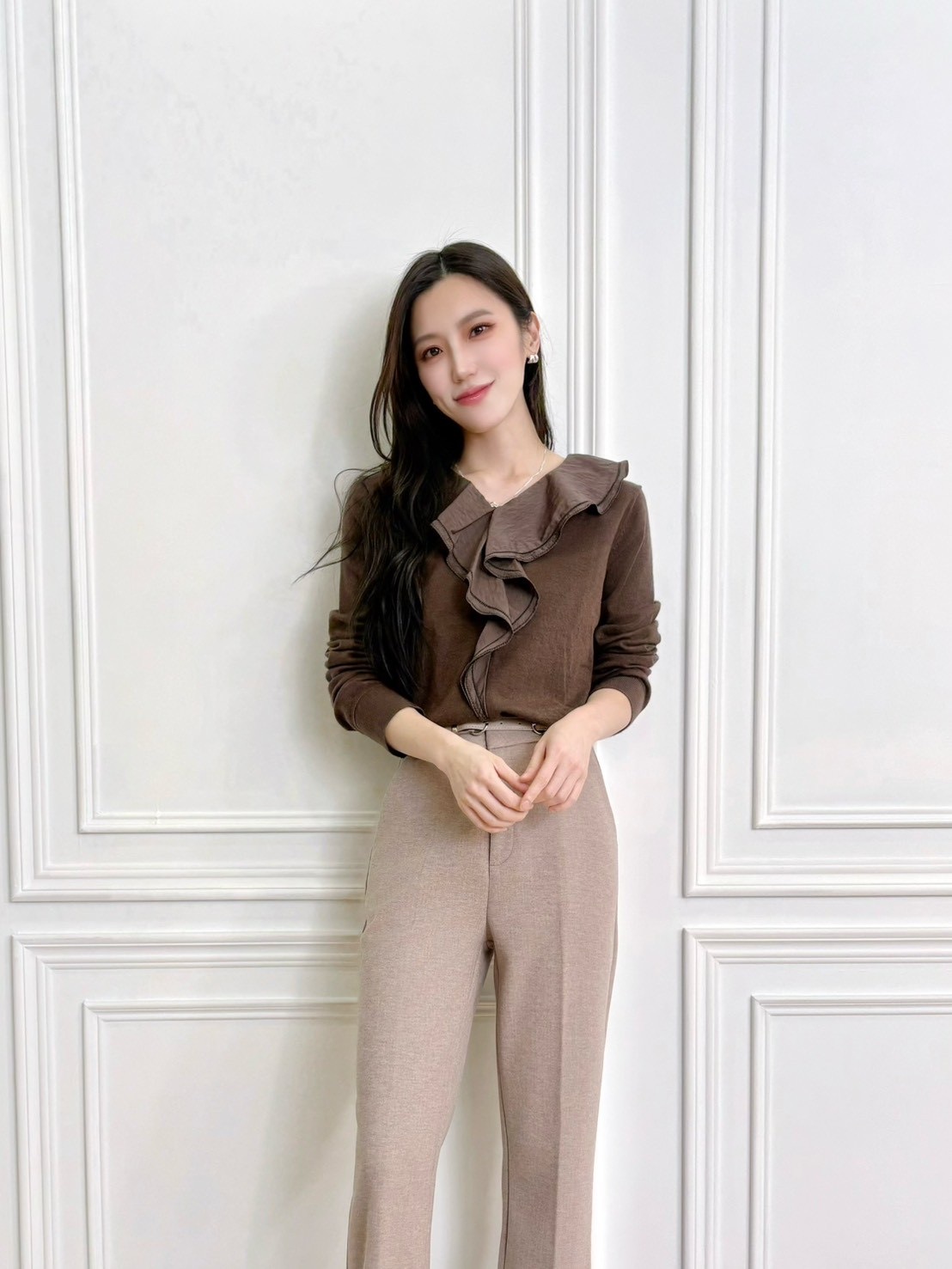 異材質拼接荷葉領針織上衣