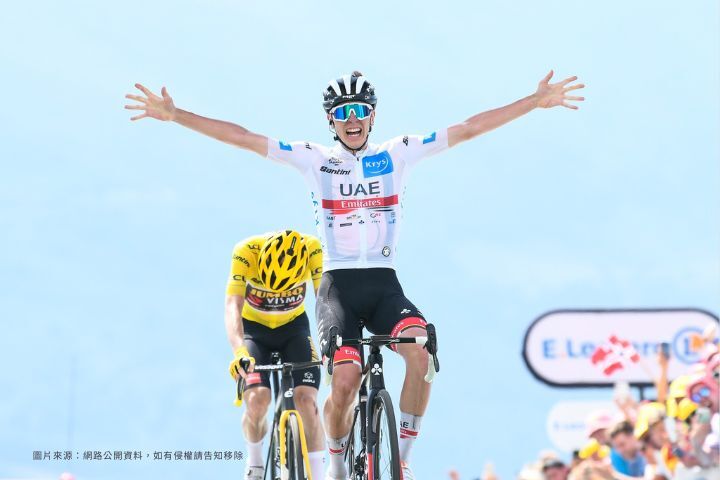 Tadej Pogačar 高舉雙手奪環法單站冠軍，再次把對手當作副將打。