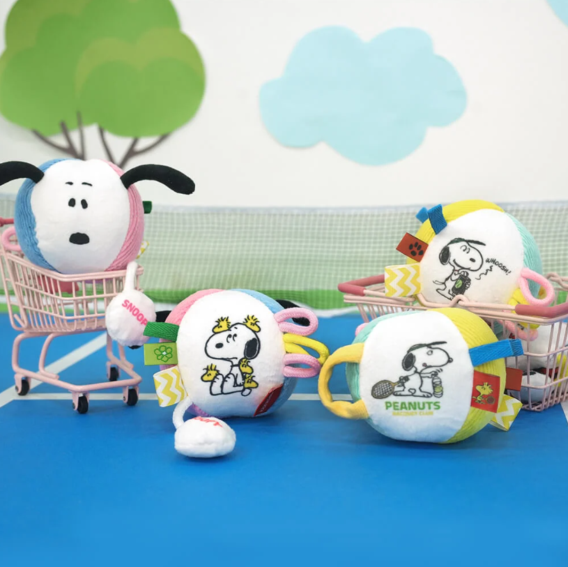 史努比拉扯啃咬玩具球