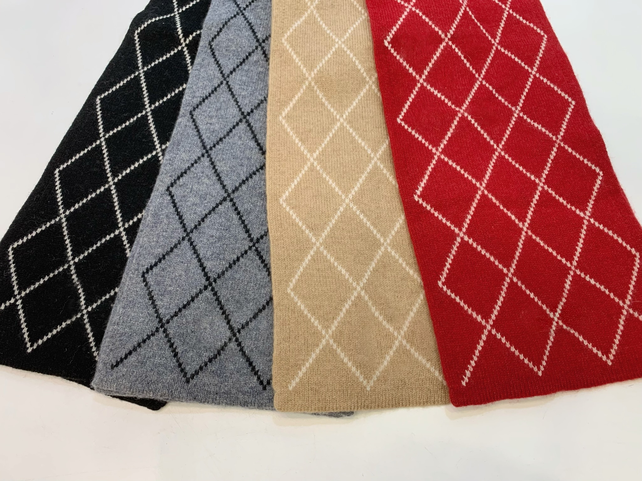 菱格紋線條保暖圍巾