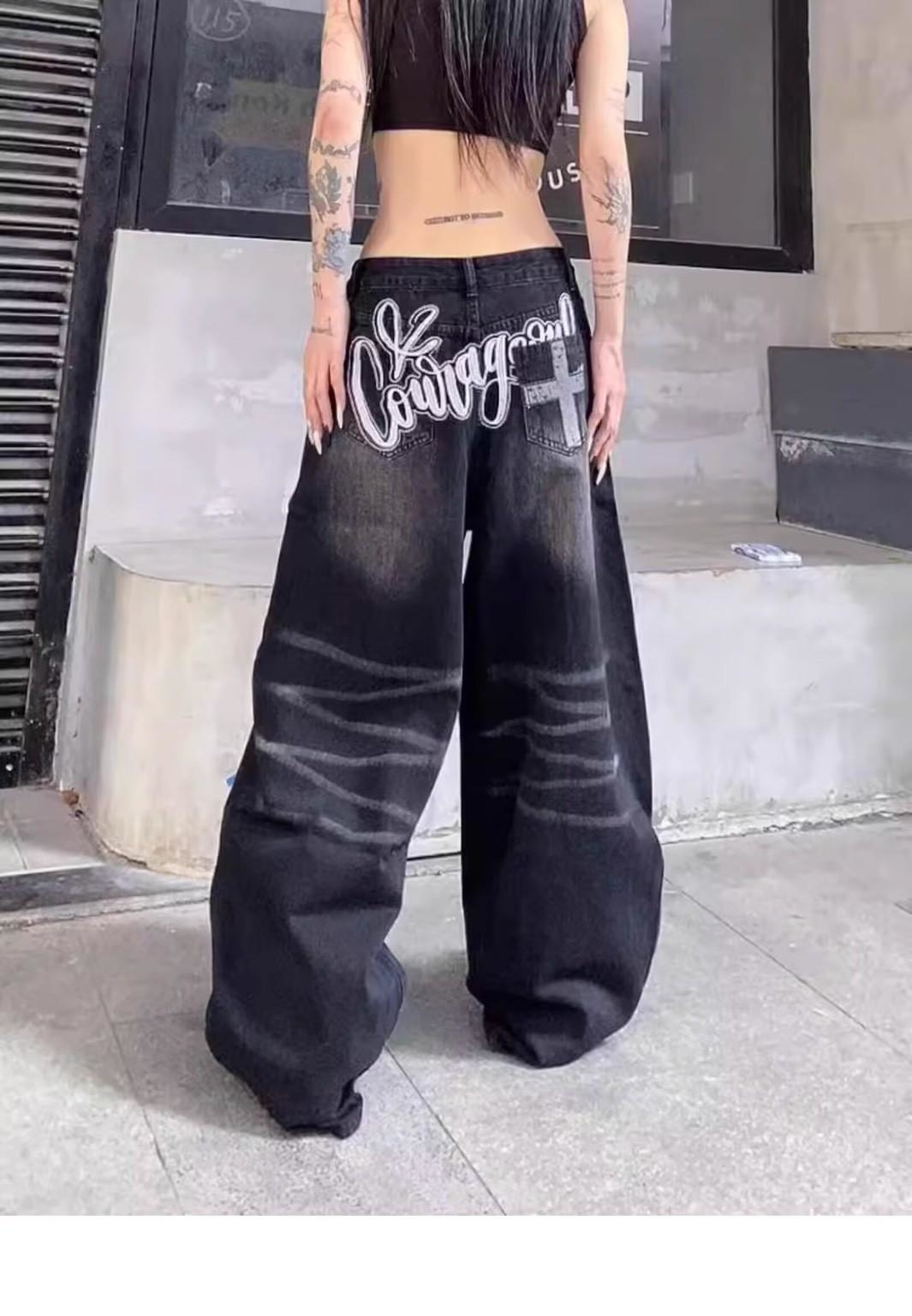 『RB』美式草寫英文刺繡貼布十字架 貓須 水洗 牛仔寬褲