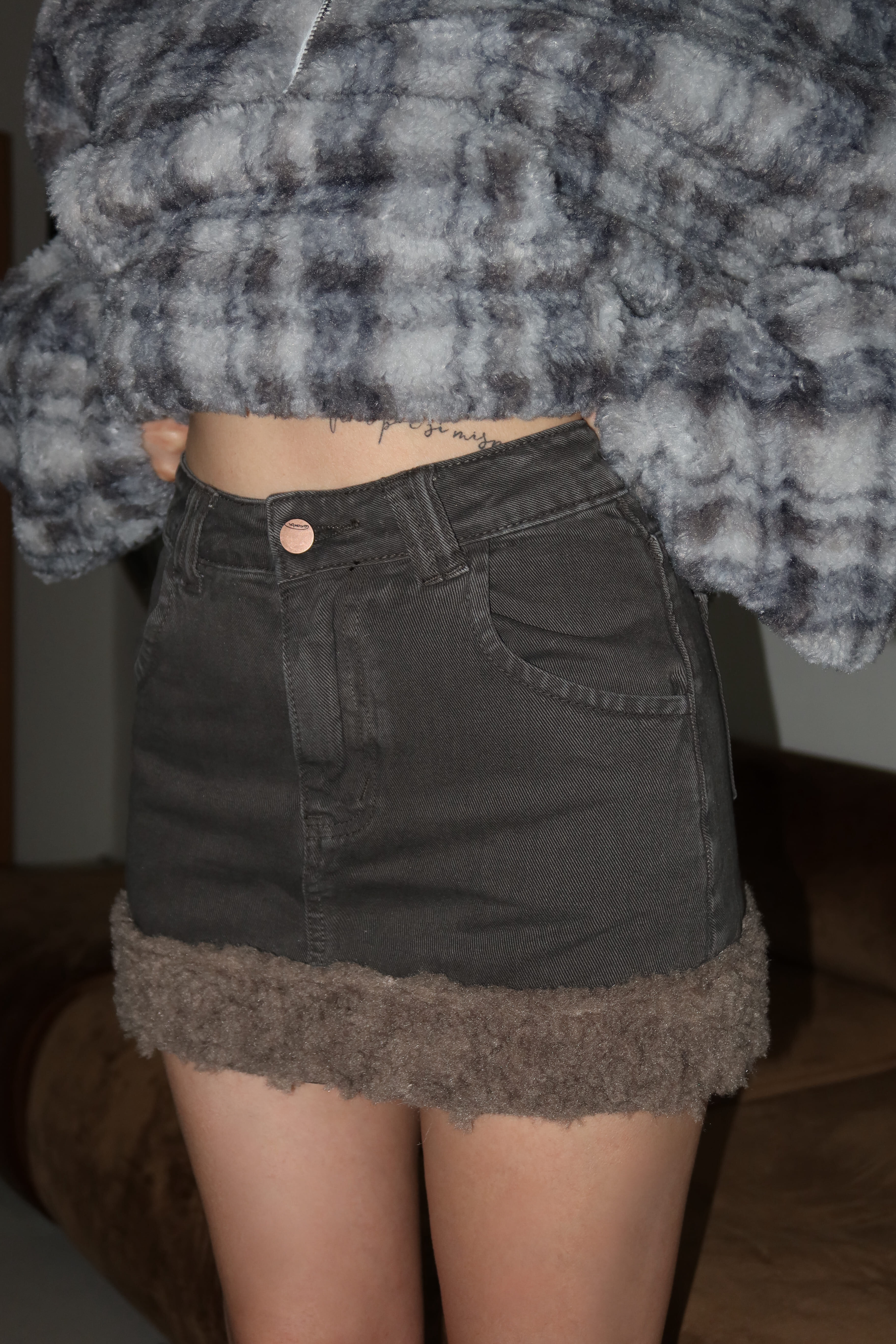 下襬羊羔毛牛仔短裙