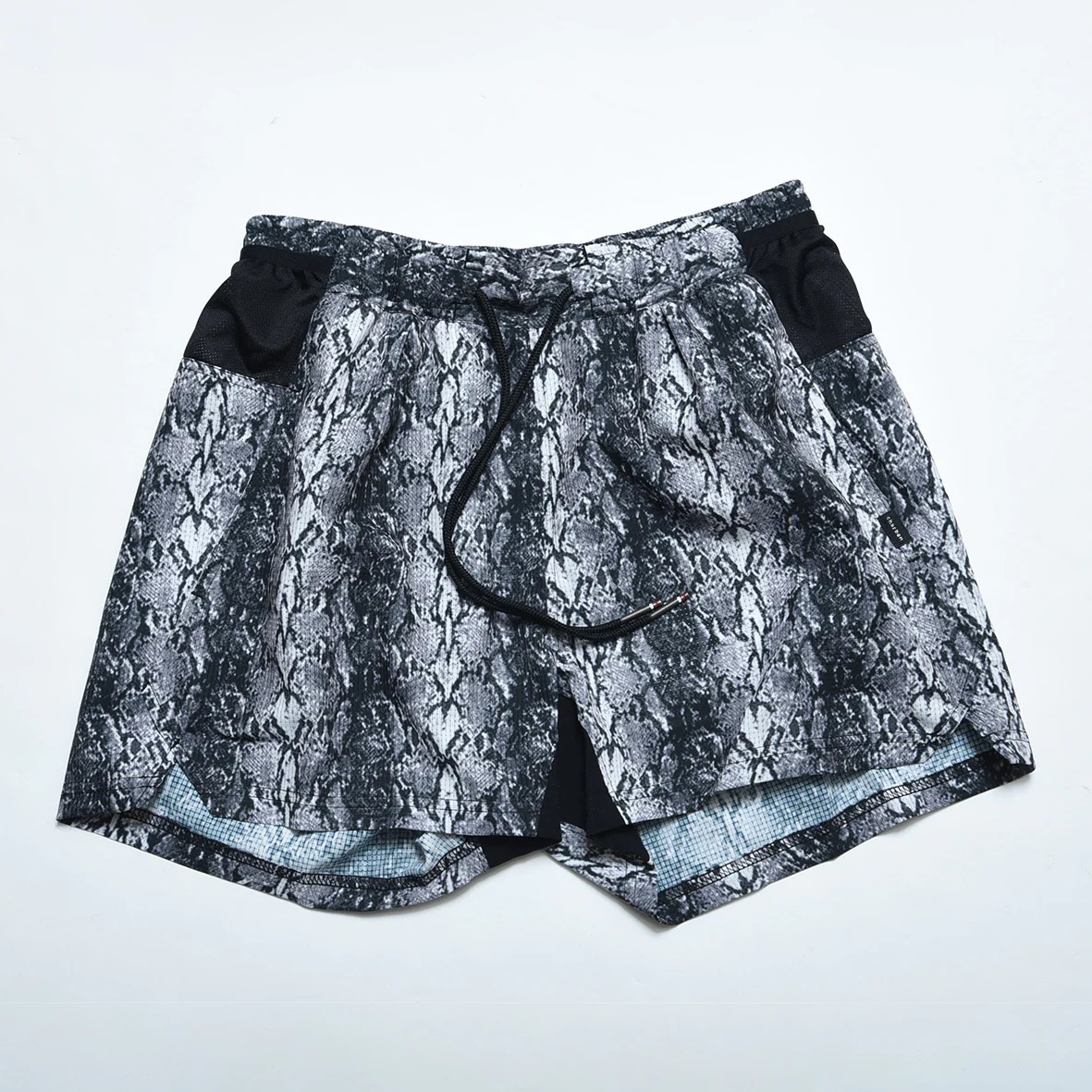 ウォーキング・ランニングウェア charbon PYTHON 7 POCKETS RACING SHORTS charbon】PYTHON PATTERN 7 POCKETS RACING SHORTS・WHITE