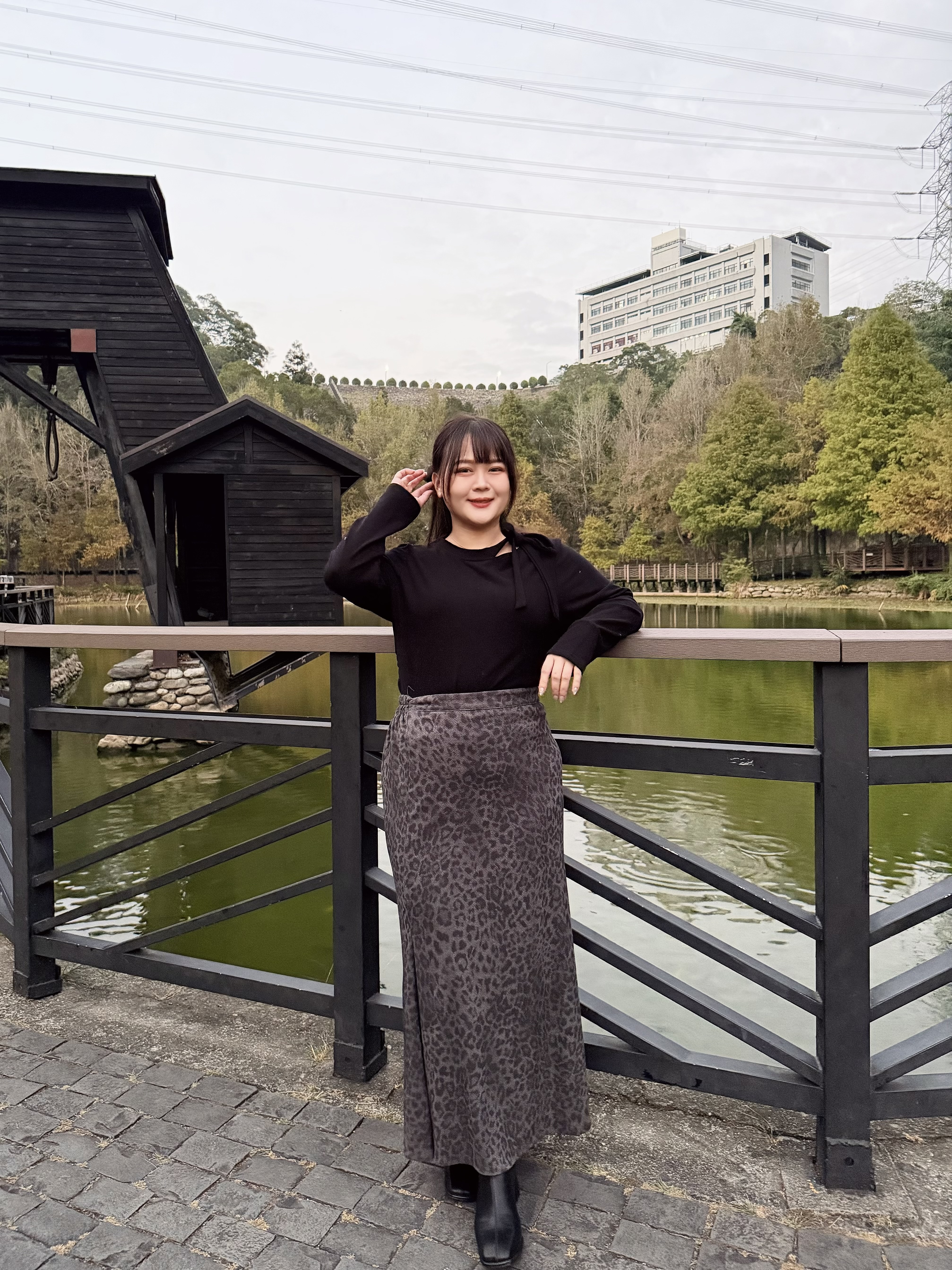 24.領口綁帶磨毛上衣