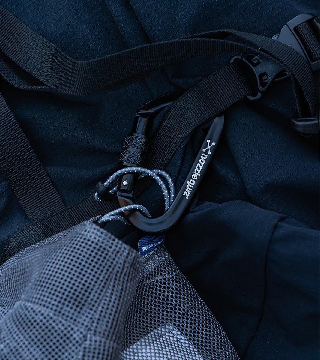 nozzle quiz®｜D-CARABINER (Black)