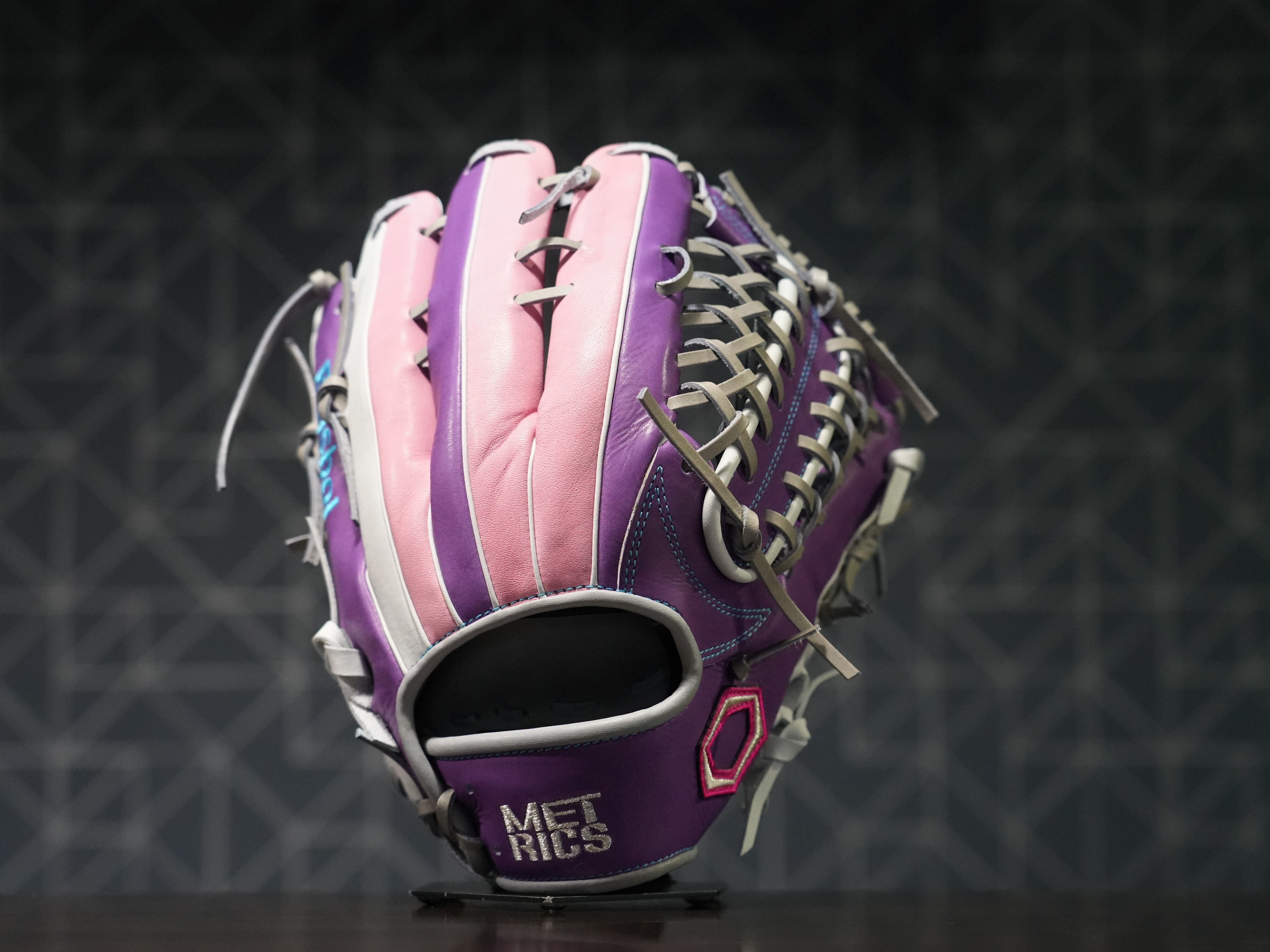 12.2吋 Metrics 軟硬兼用 外野 手套 瘋牛限定版 紫x粉紅 M2509-041