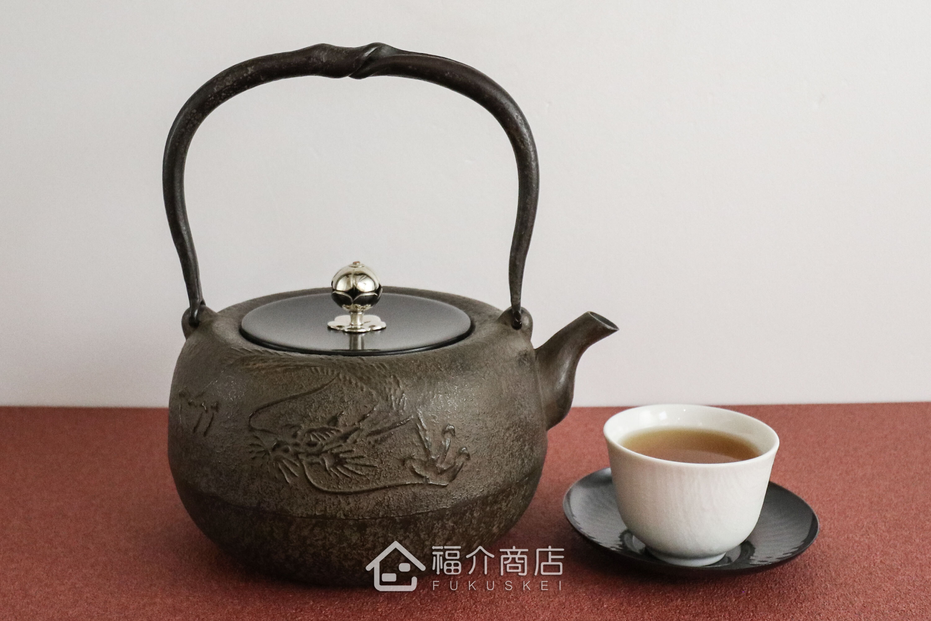 岩戶賢一郎所製作的日本鐵壺,壺身設計龍的圖紋,煮水泡茶用的鐵壺