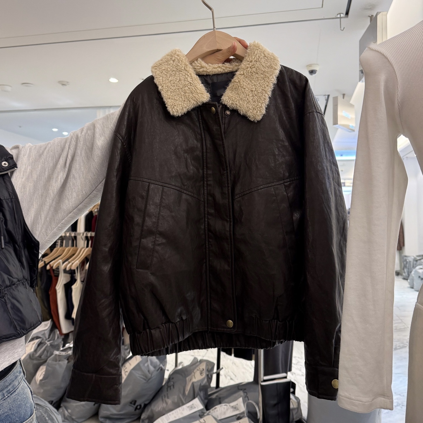 D04鴨絨毛毛米領皮革拉鍊外(咖)