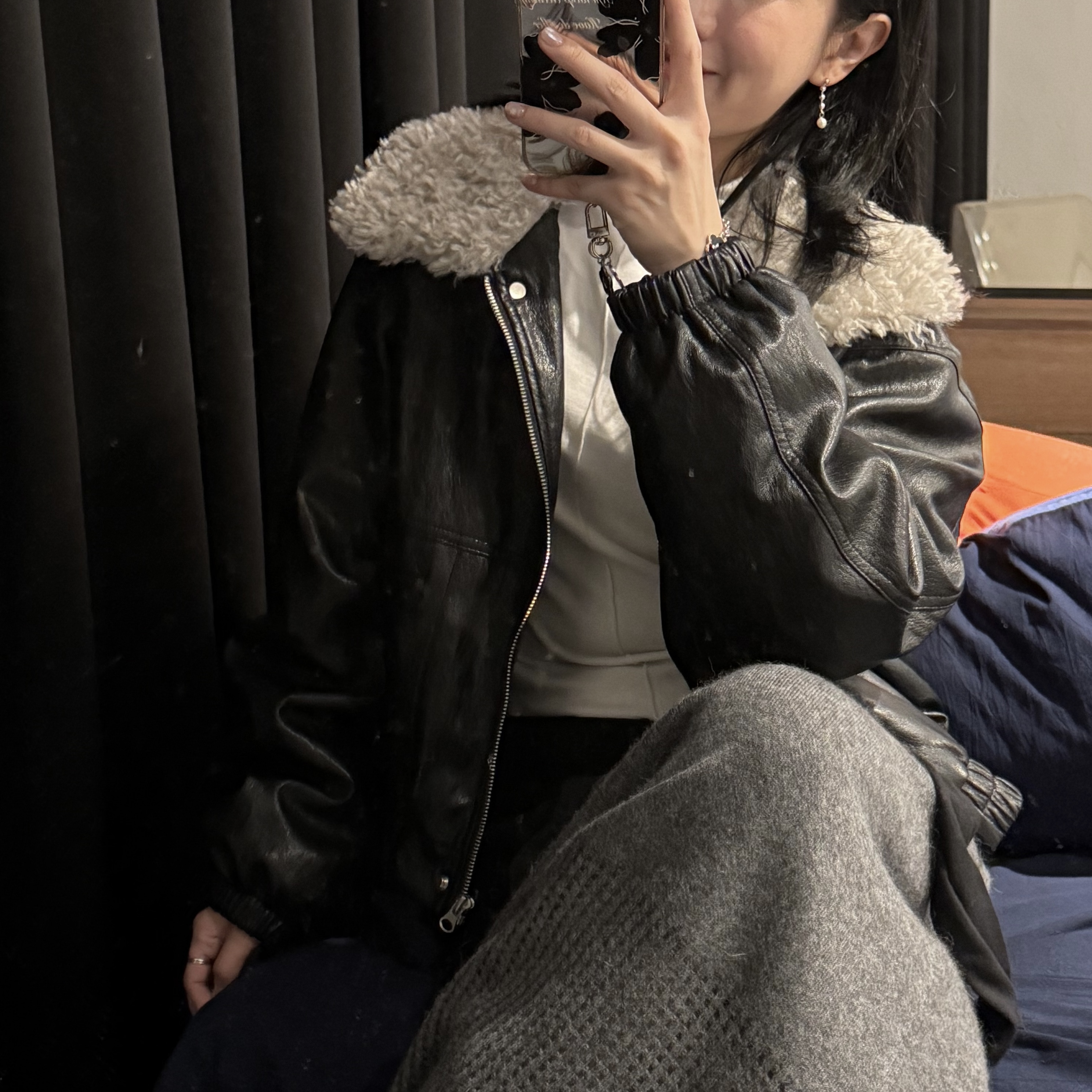 D05短版灰白毛毛鴨絨軟皮革外(黑)