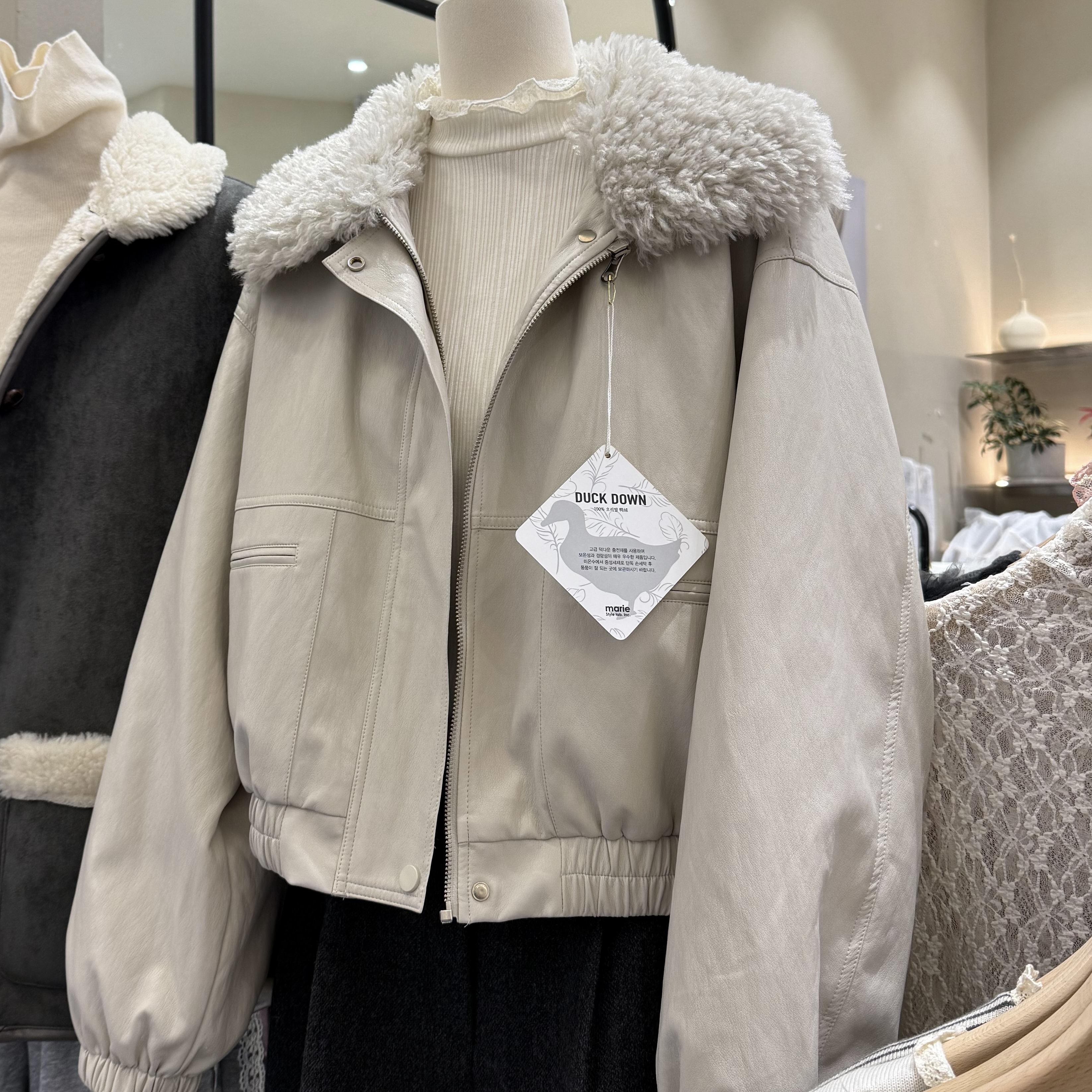 D05短版灰白毛毛鴨絨軟皮革外(白)